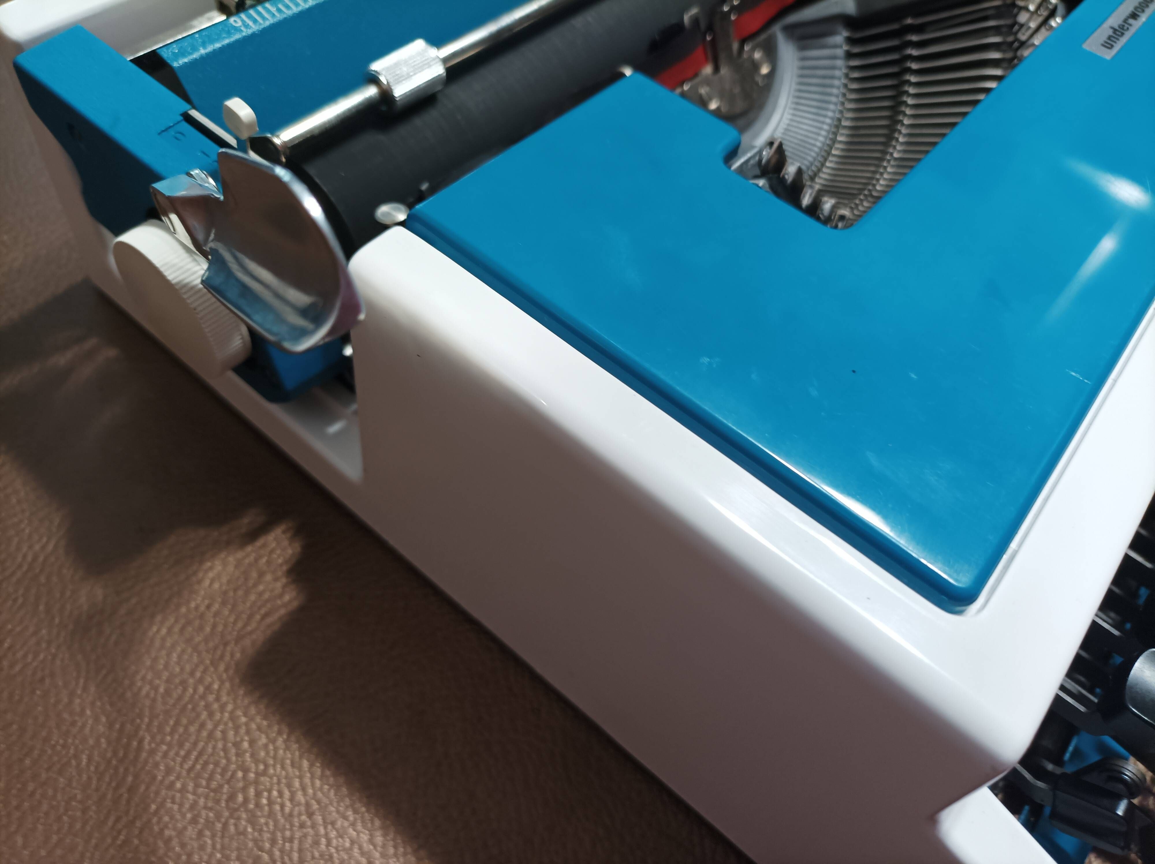 Underwood 315 portable blue typewriter with carrying case Like NEW
