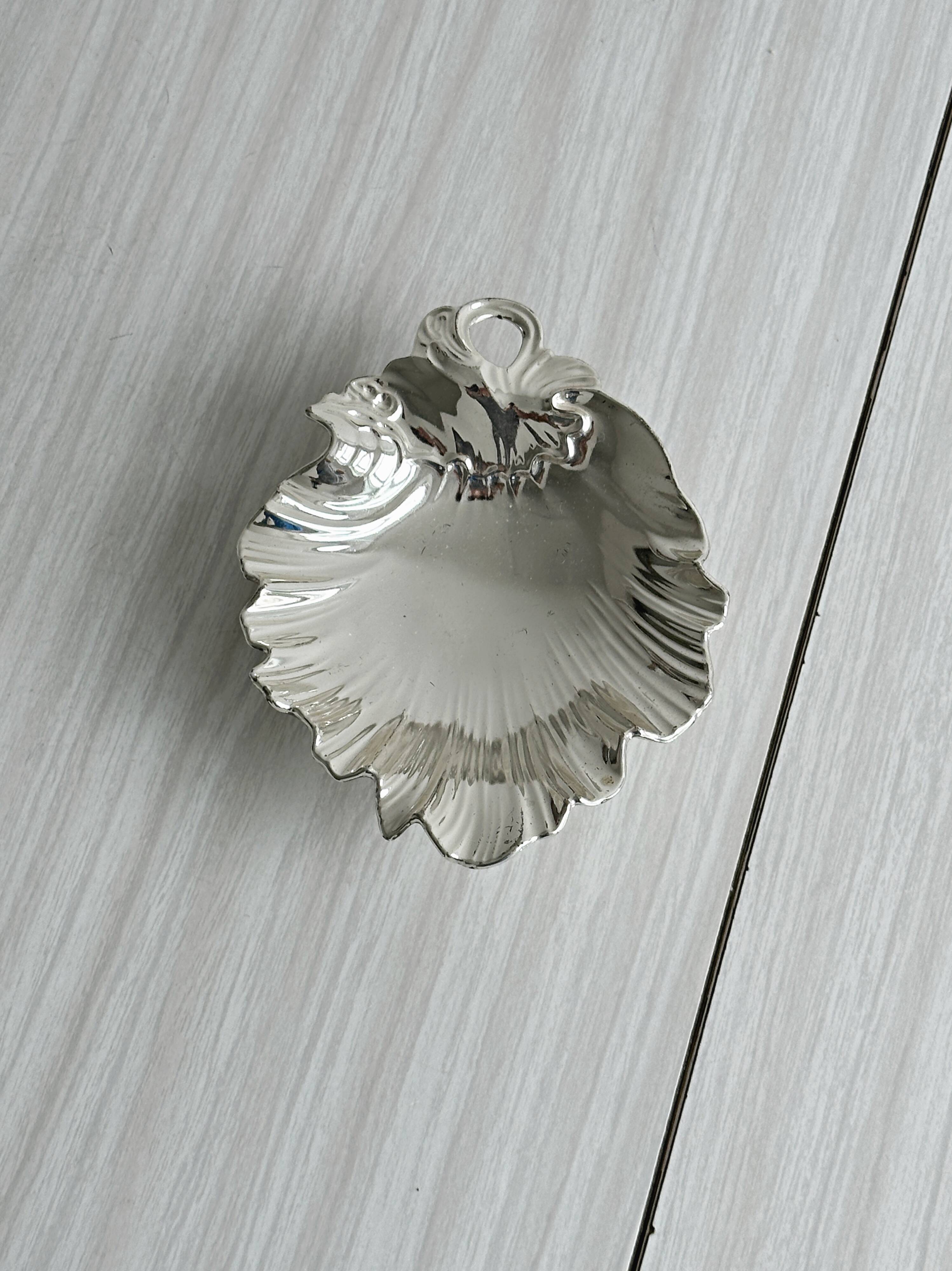 Vide-poche en forme de feuille en métal blanc argenté