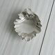 Vide-poche en forme de feuille en métal blanc argenté