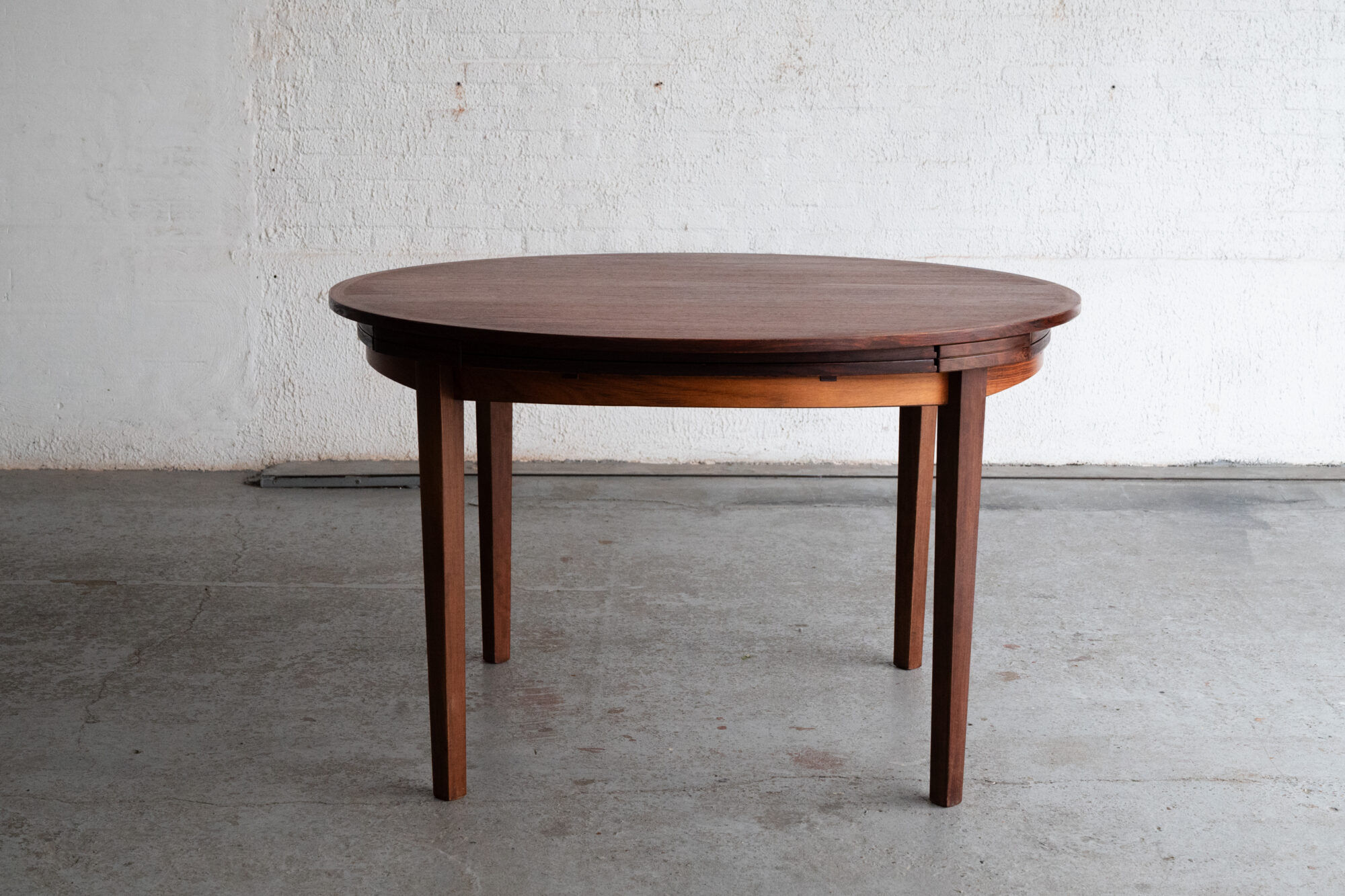 Dining table 'Lotus' by Dyrlund