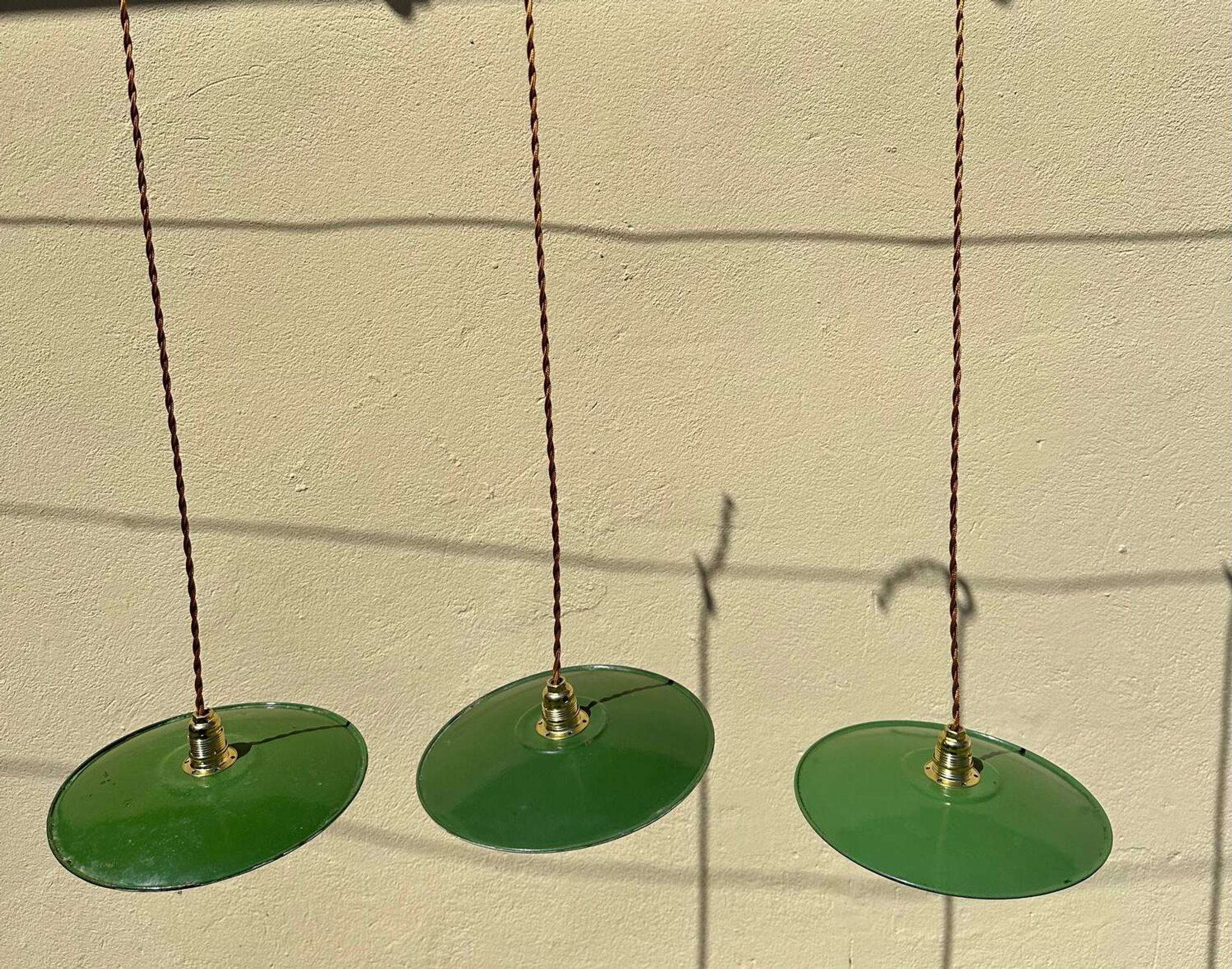 Vintage trio suspension lampshade in green and white enamelled metal.