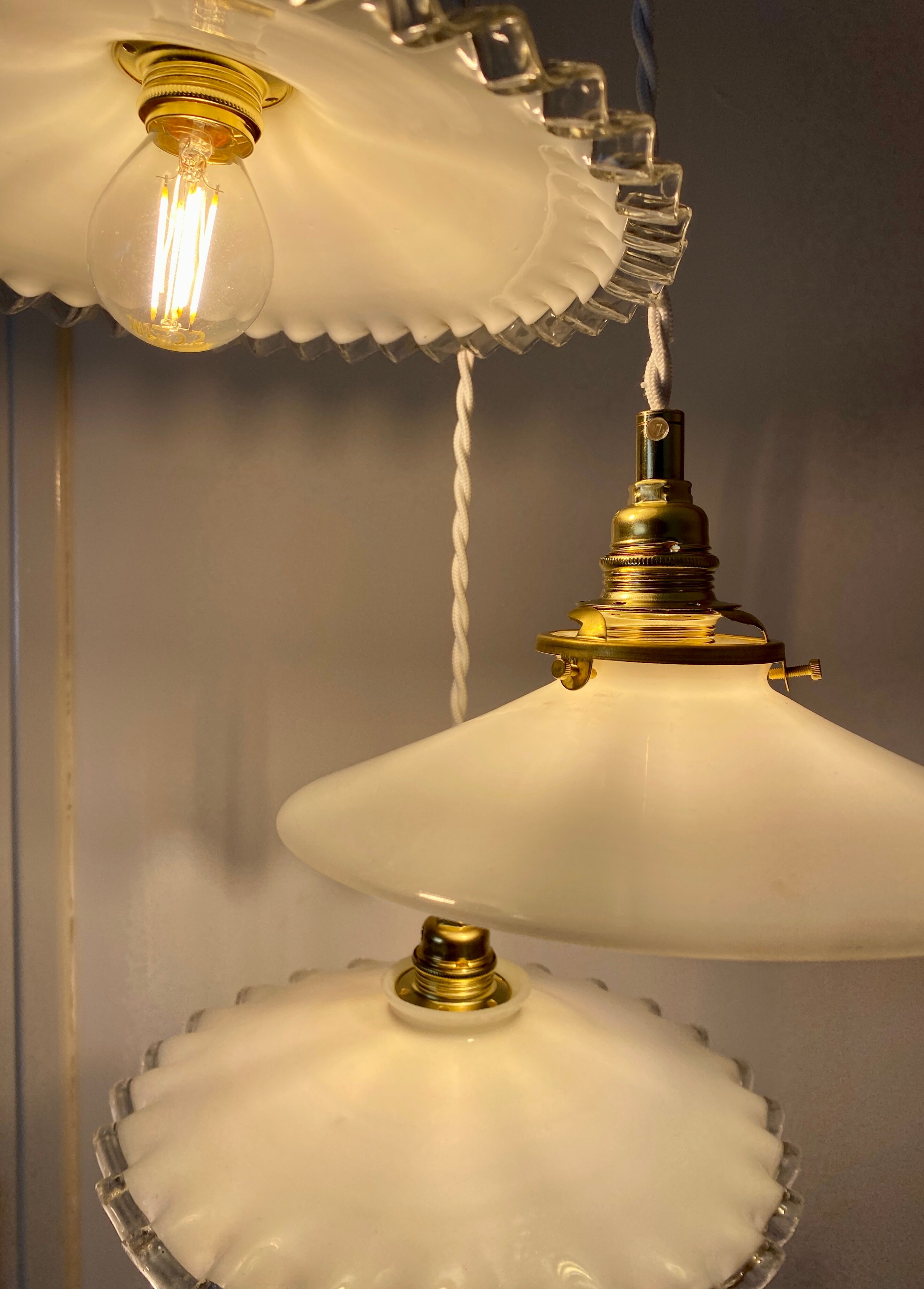 Three-light cascading pendant lamp with vintage white opaline lampshade
