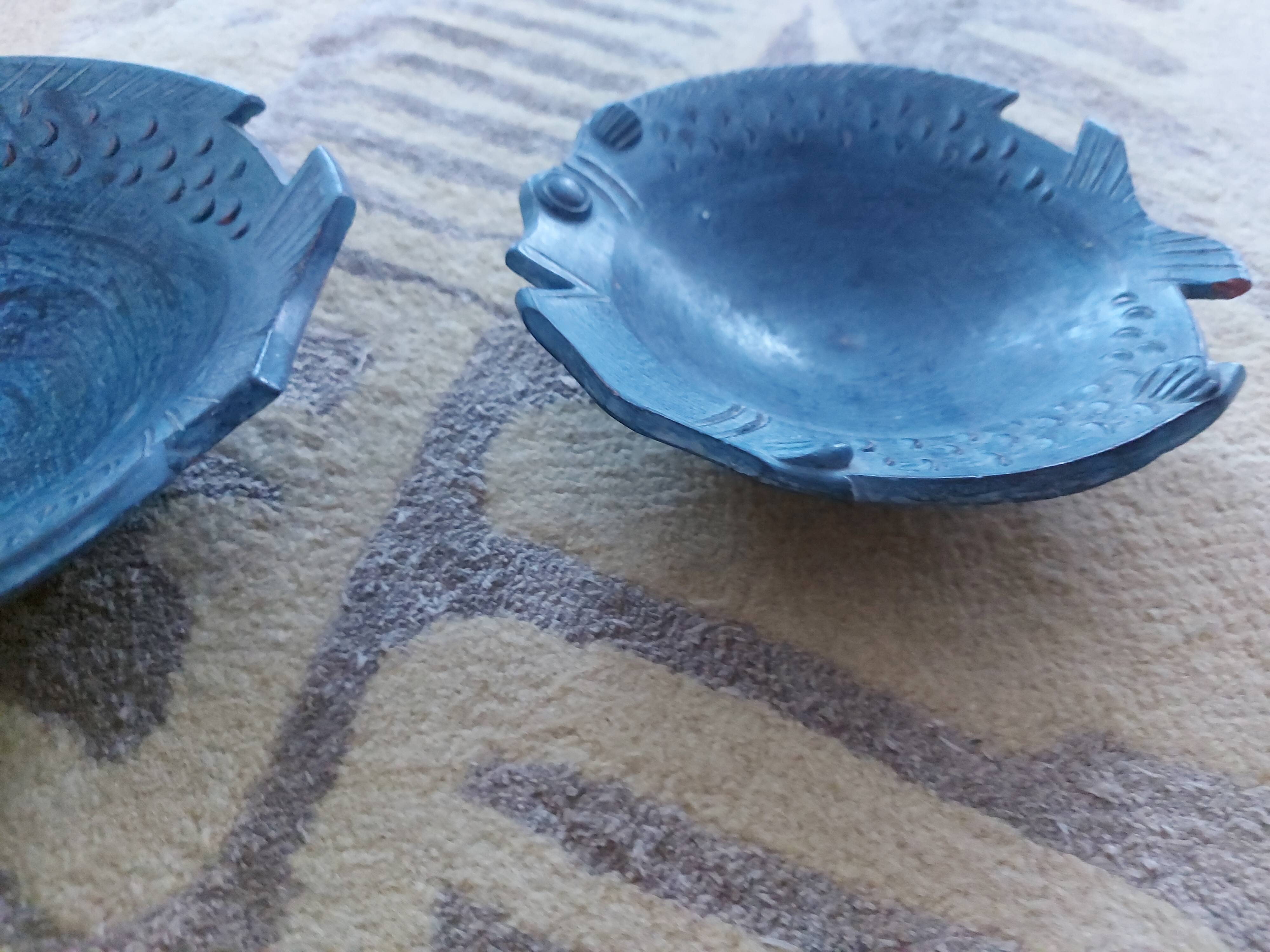 2 ceramic dishes decorated with fish (cups)