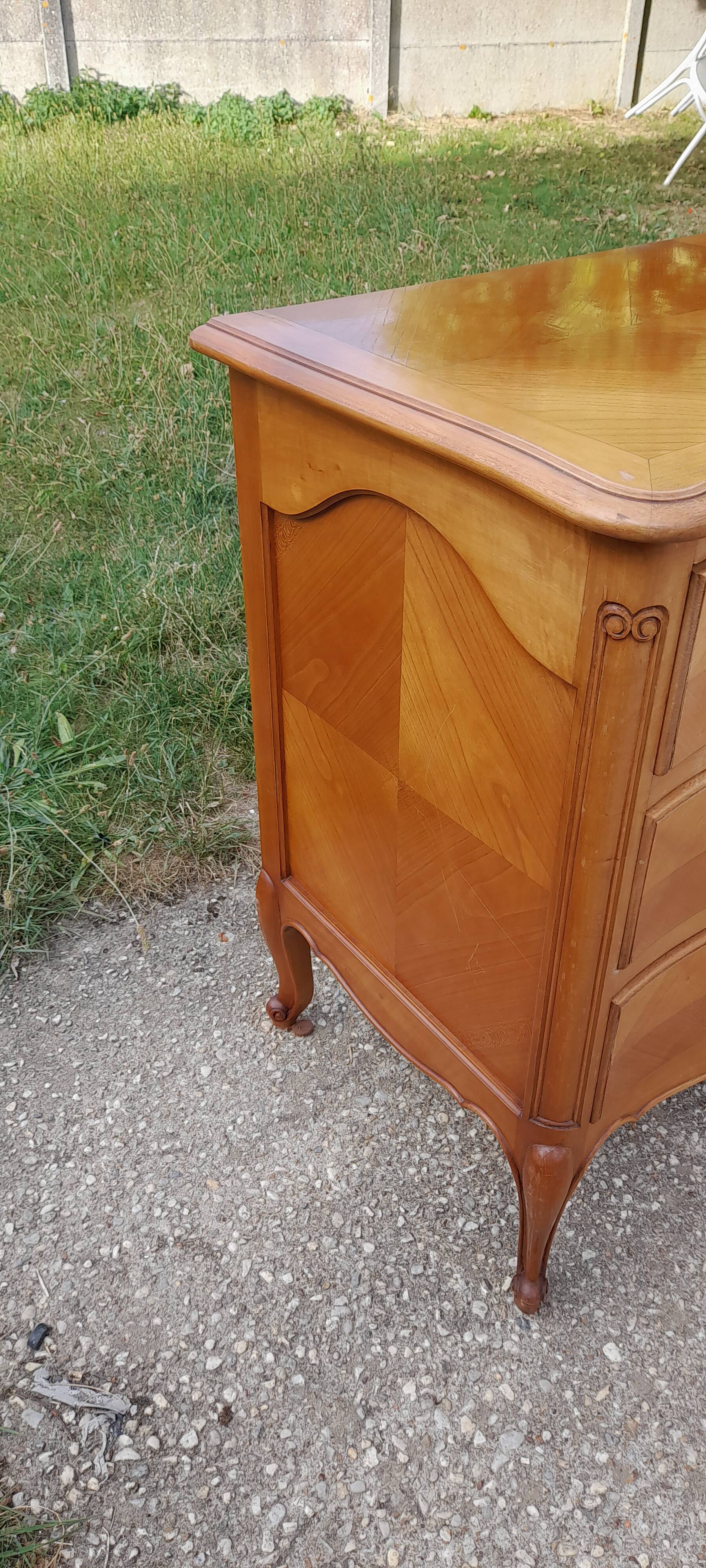 Commode 3 tiroirs teinté merisier style Louis XVI  avec clé