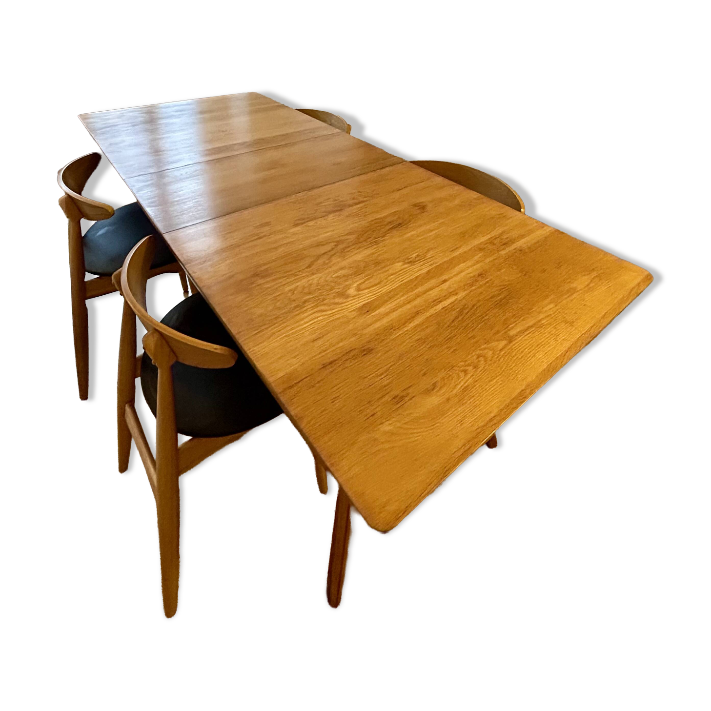 Extensible table Made.com model Jenson for 6 to 8 people.