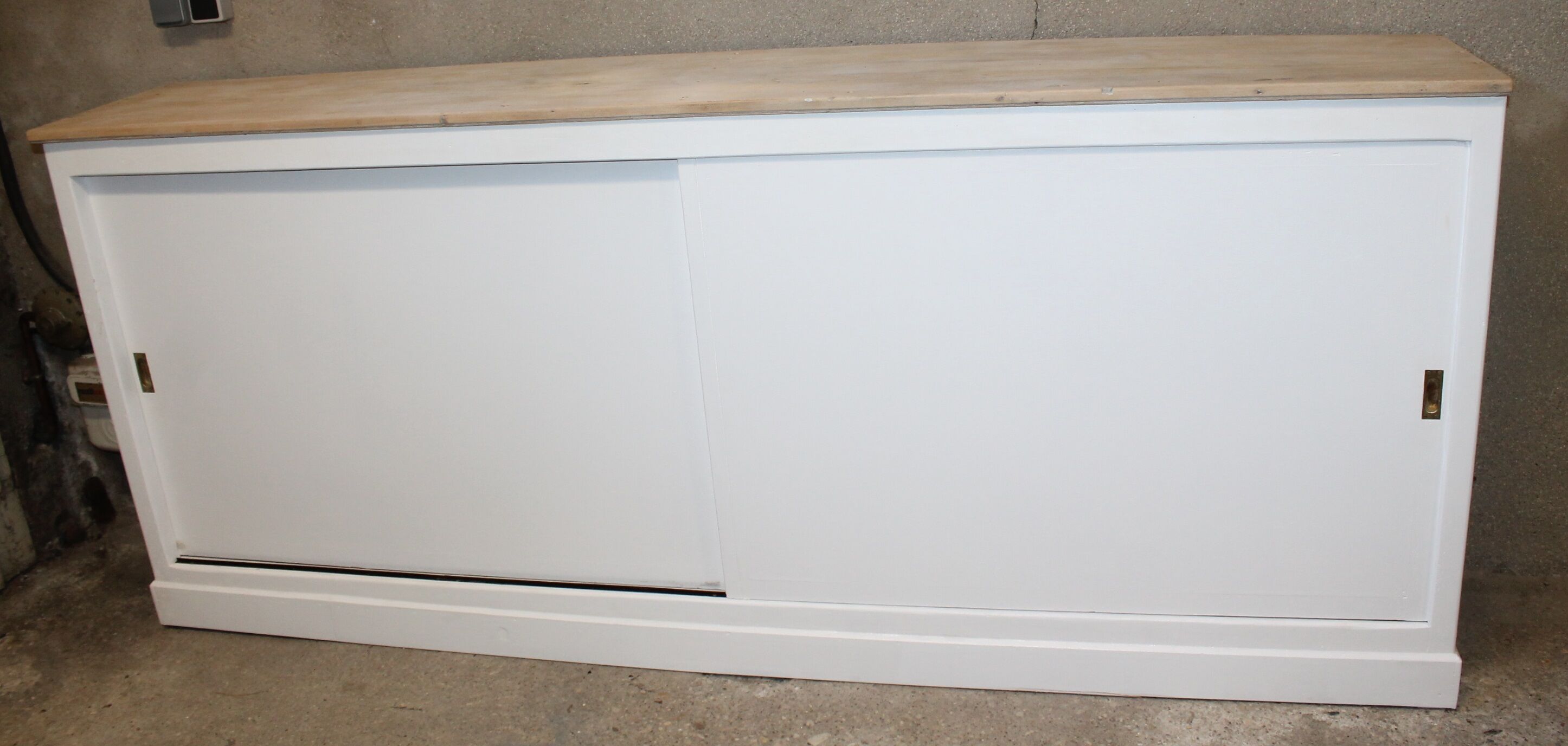 Sliding doors counter