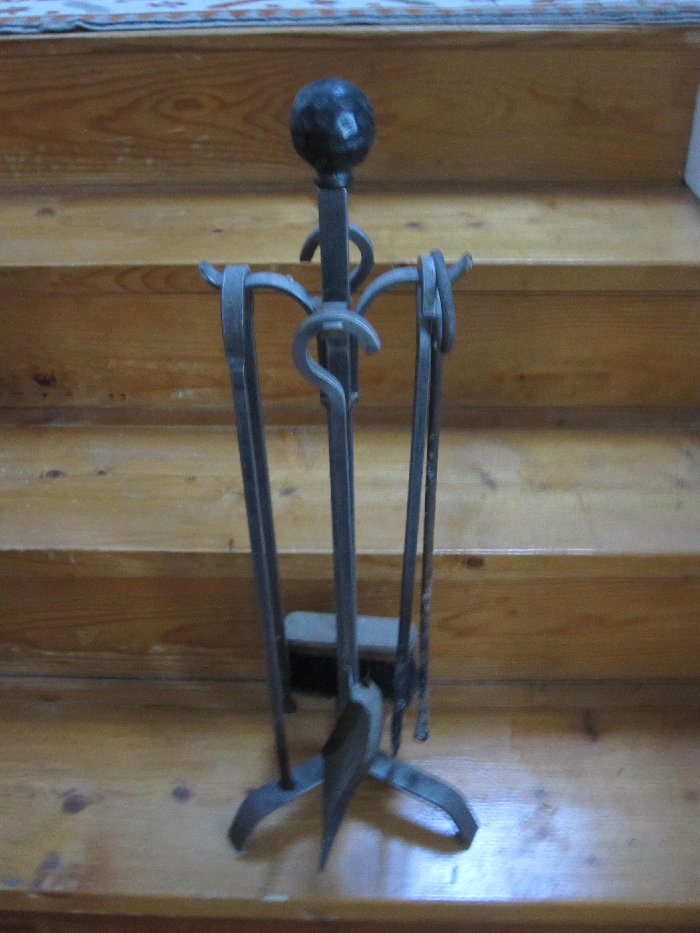 Iron chimney servant