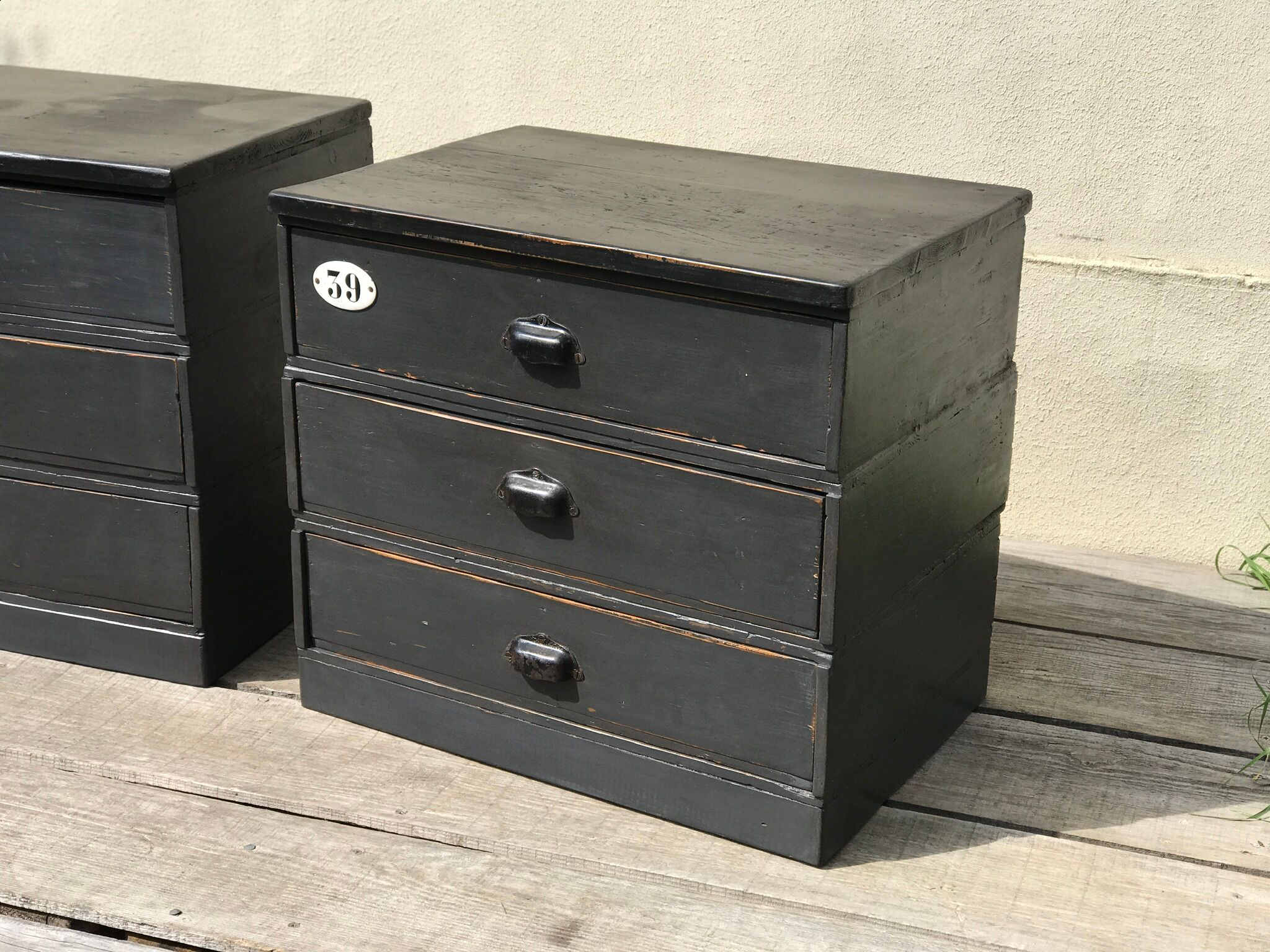 Paire de petits meubles a tiroirs
