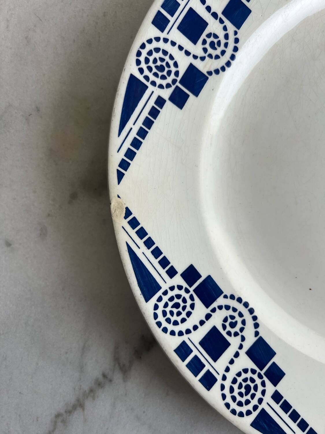 Moulin des loups round presentation dish