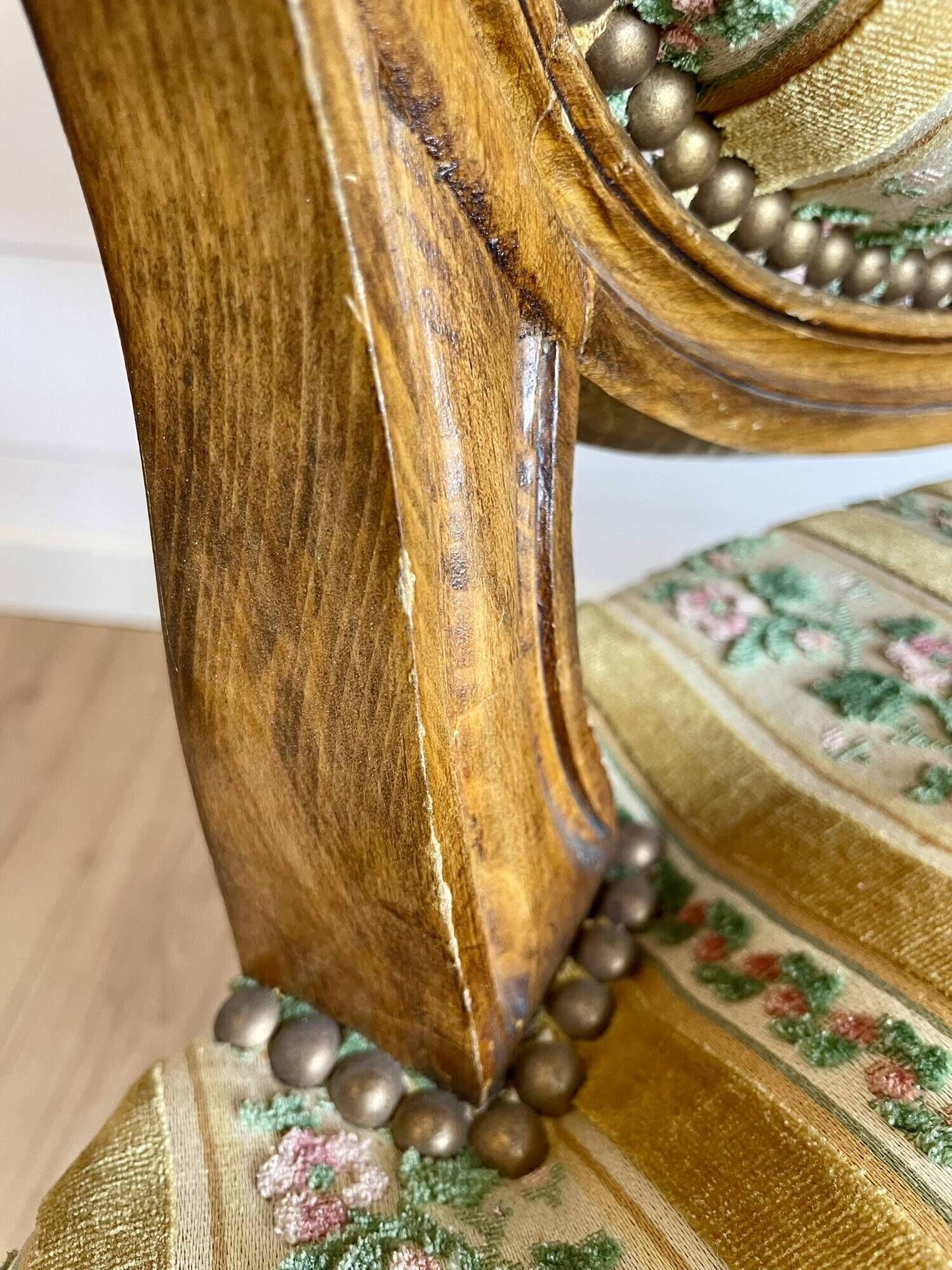 Vintage Louis XVI style medallion armchair – Carved wood and fabric