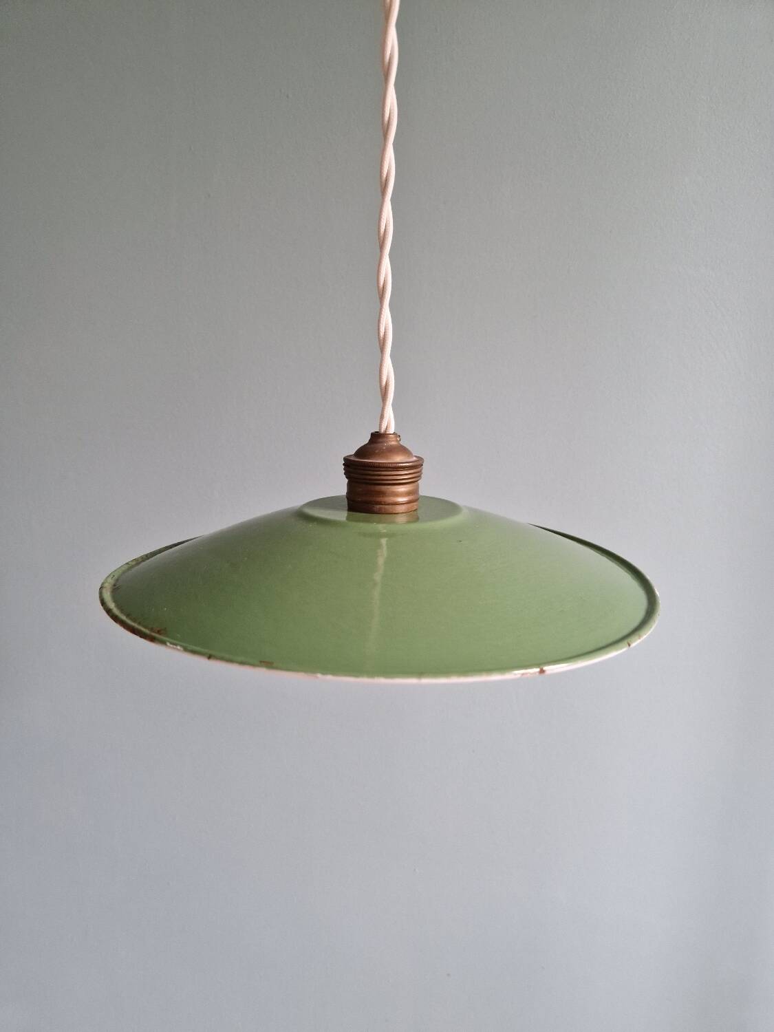 Industrial pendant light in green enamelled sheet metal, 1930s-40s