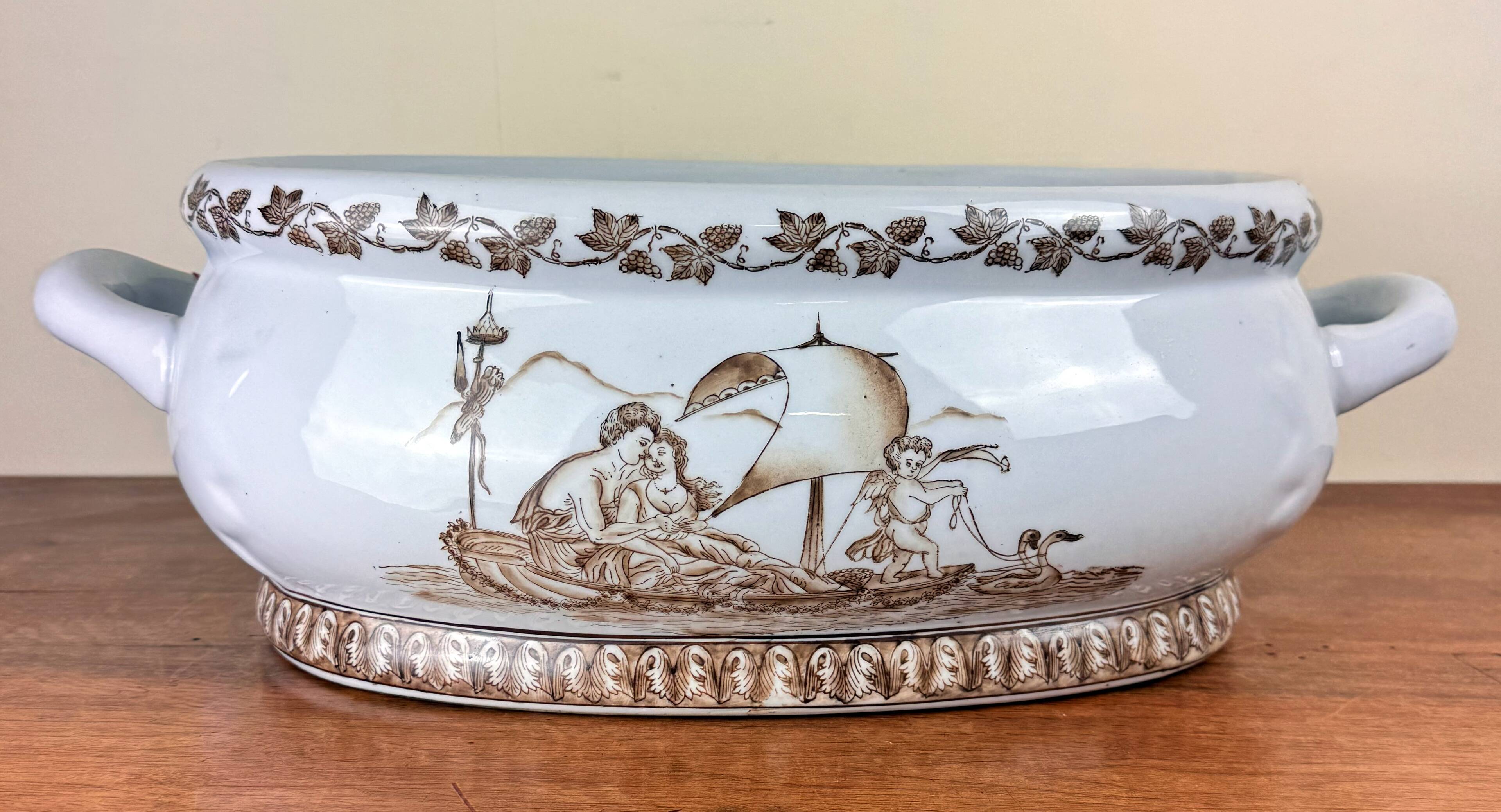 Château de Toussicourt: very important centerpiece planter in enamelled earthenware