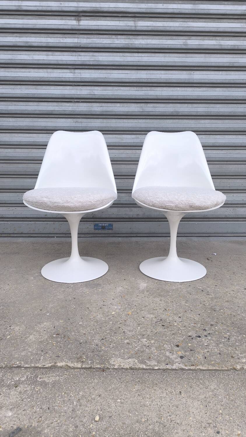 Pair of tulip chairs by Eero Saarinen for Knoll International