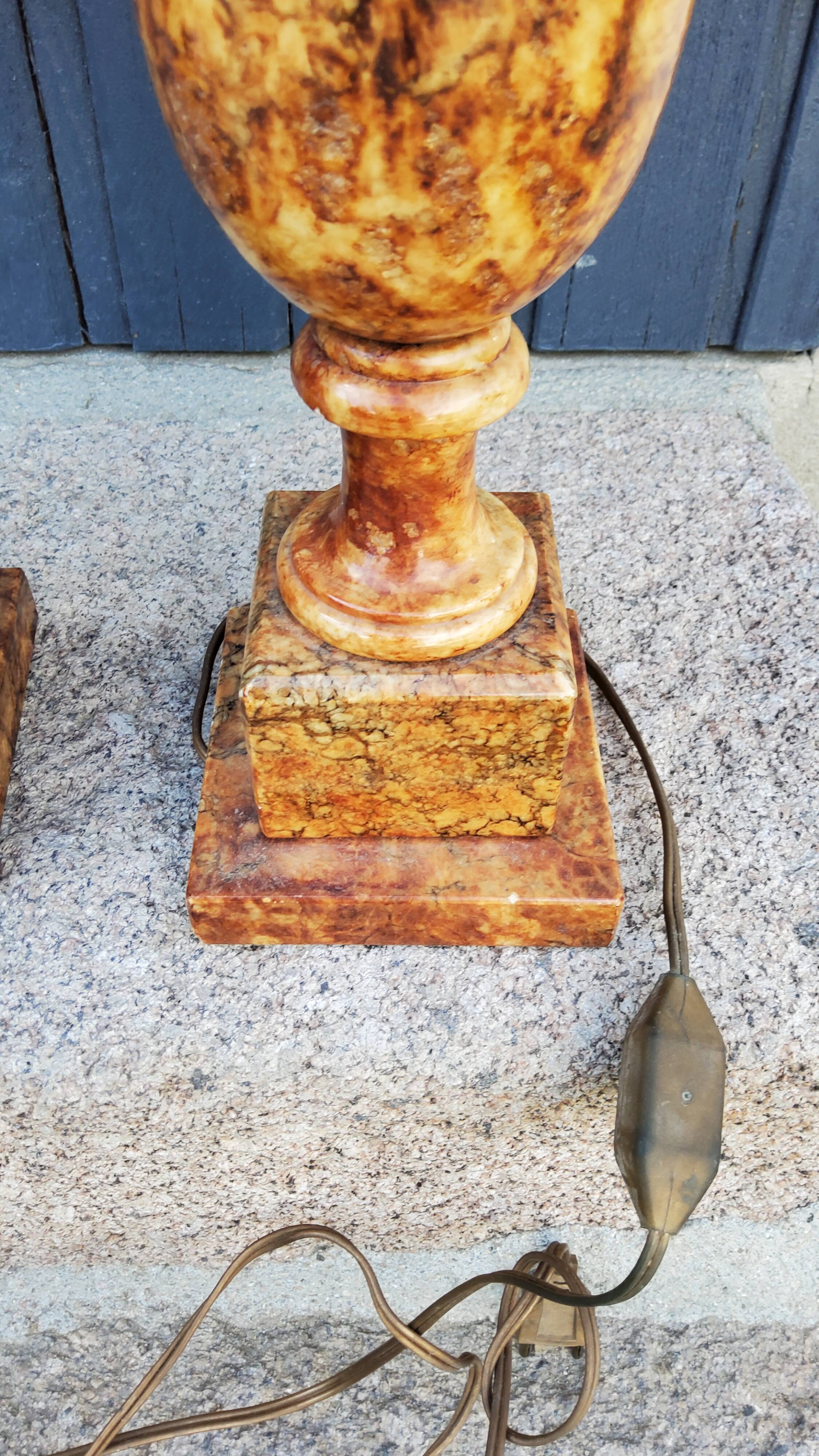 Paire de pieds de lampes des années 70 en albâtre