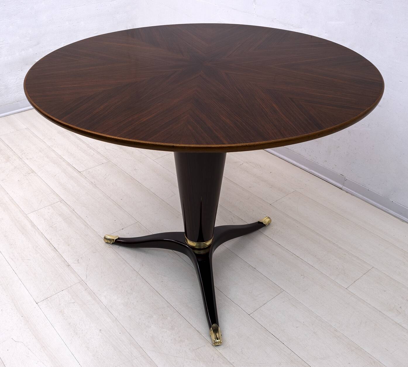 Attributed to Paolo Buffa Mid-Century Modern Italian Walnut Round Table, 50