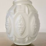Vase Art déco en verre pressé dépoli avec décor floral, probablement des années 40