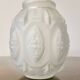 Vase Art déco en verre pressé dépoli avec décor floral, probablement des années 40