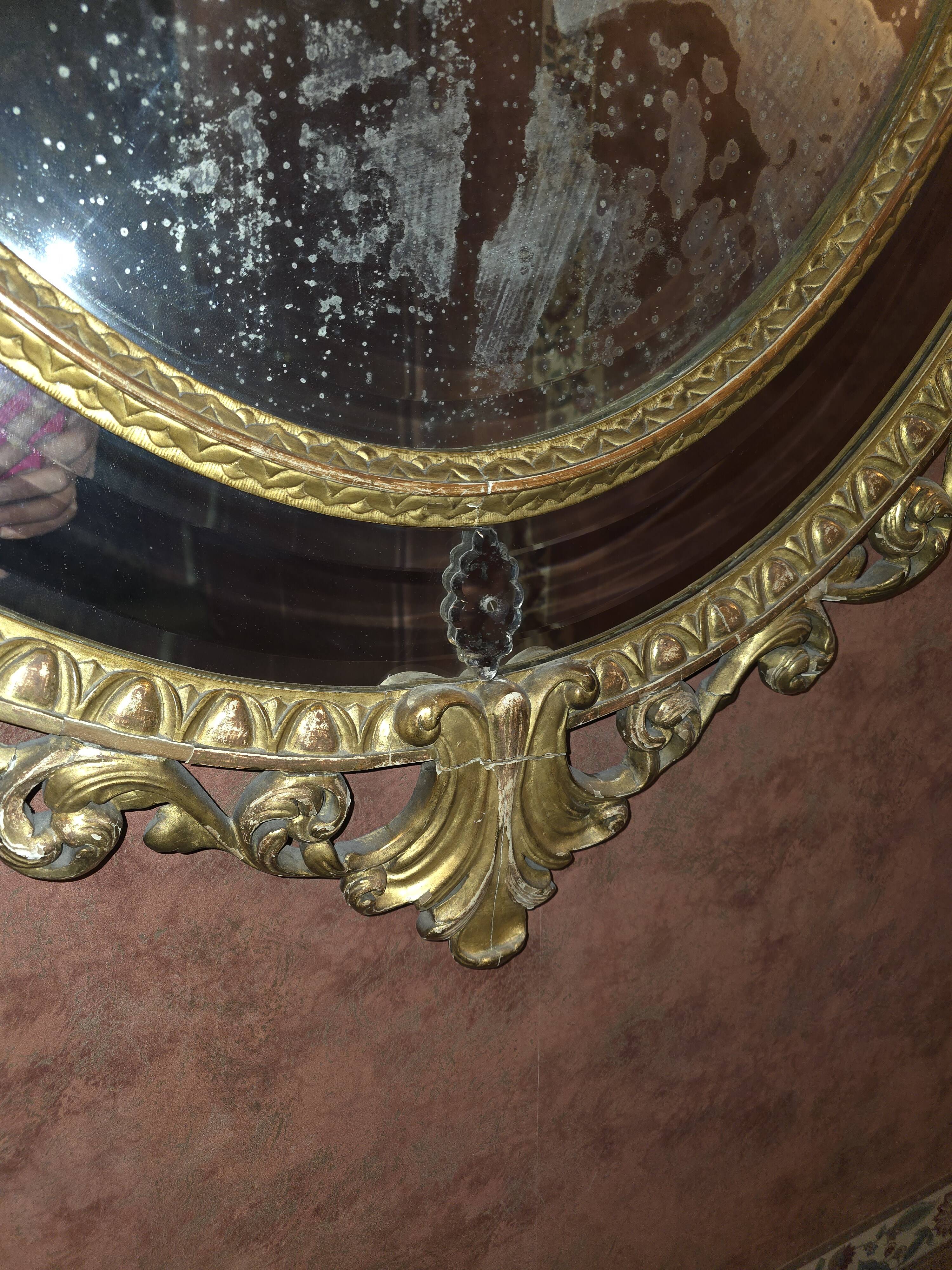 Oval mirror in gilded wood
