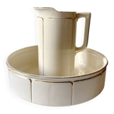 Washbasin and toilet jug in Sarreguemines earthenware.