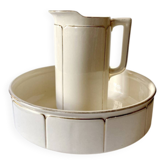Washbasin and toilet jug in Sarreguemines earthenware.
