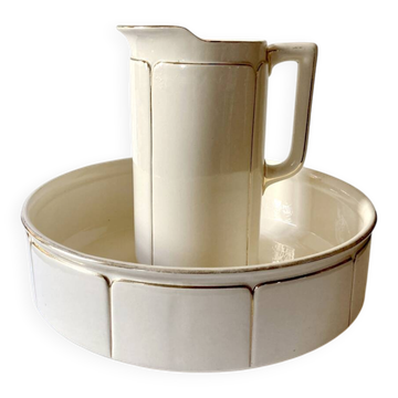 Washbasin and toilet jug in Sarreguemines earthenware.