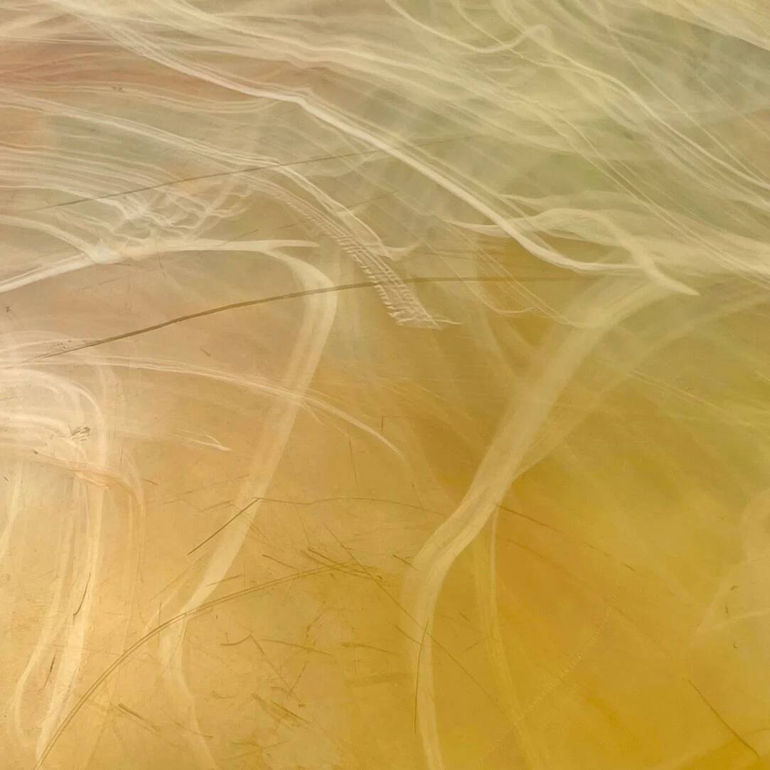 Ancienne table d’appoint en résine effet marbre jaune et métal patiné années 70