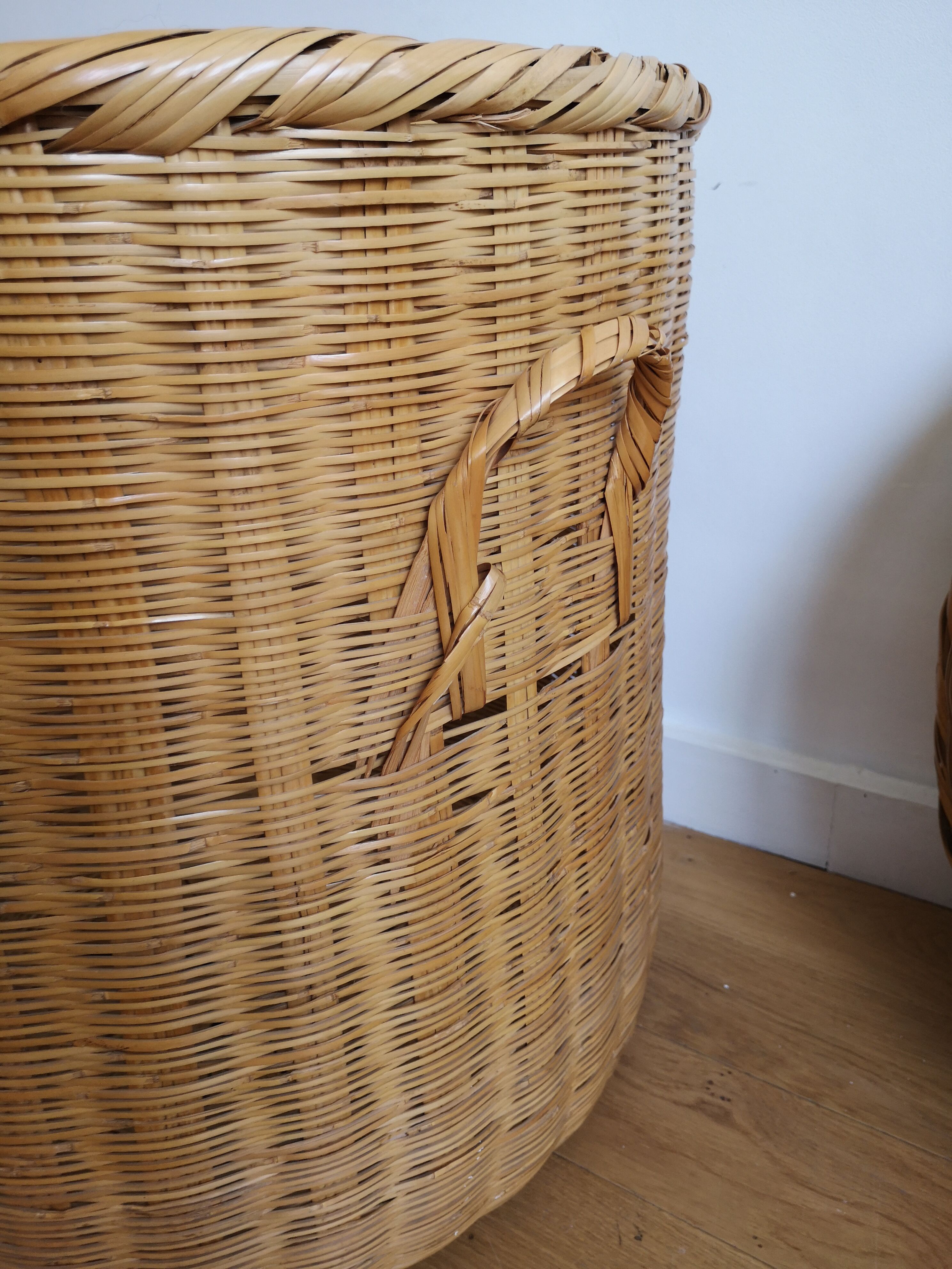 Wicker basket with lid