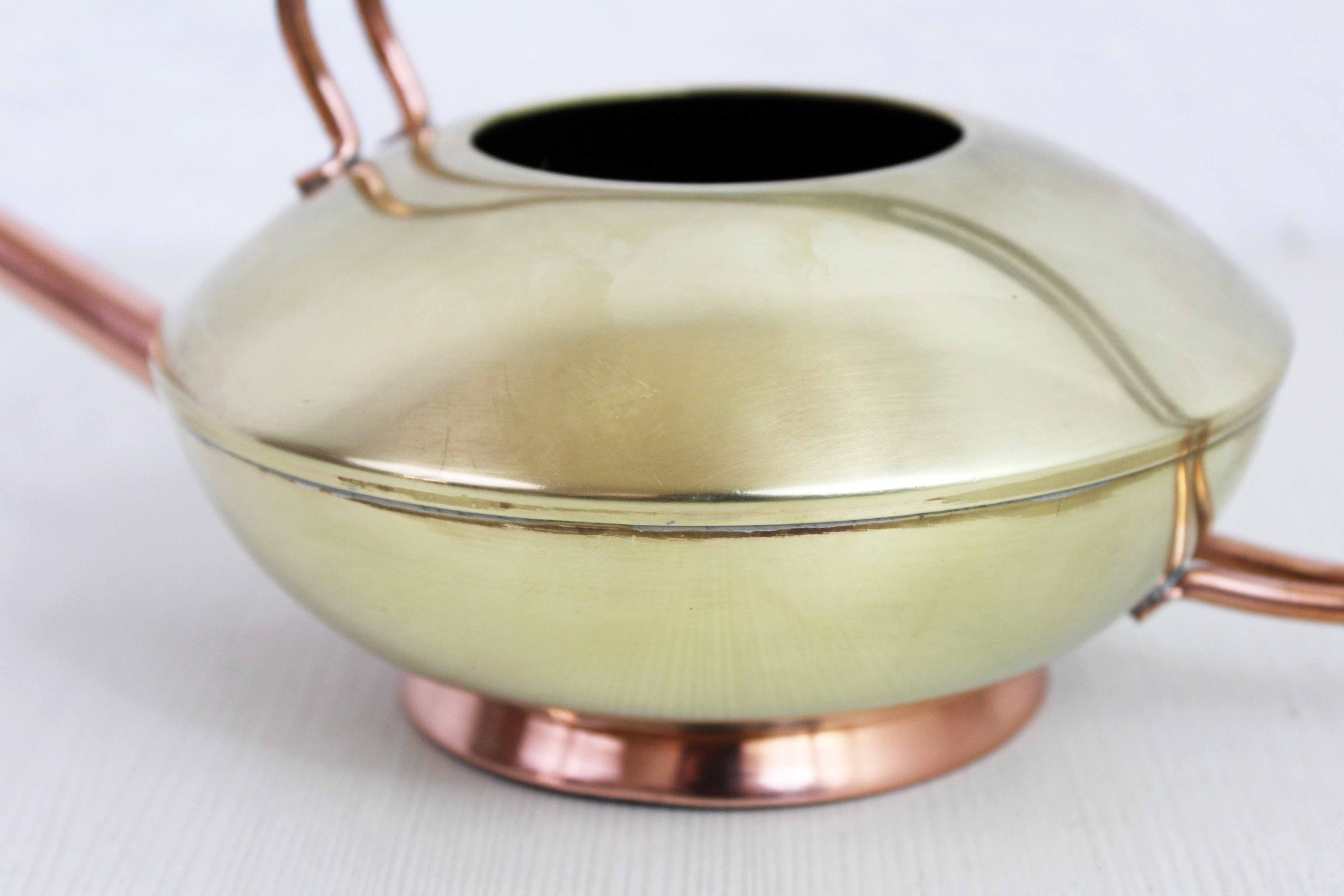 Watering can in brass and copper