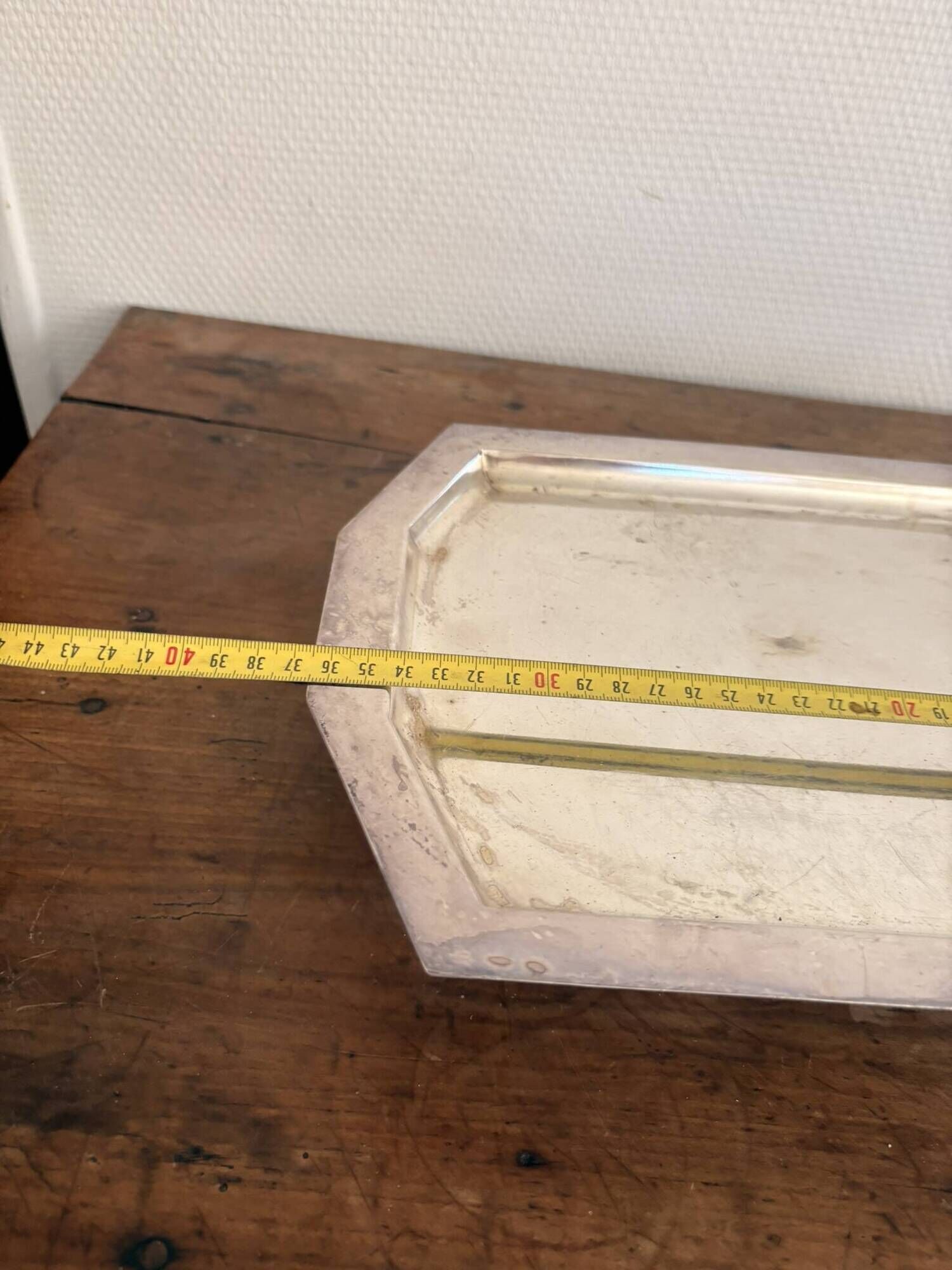 Art Deco metal plate, silvered, hammered on a flat vintage serving stand.
