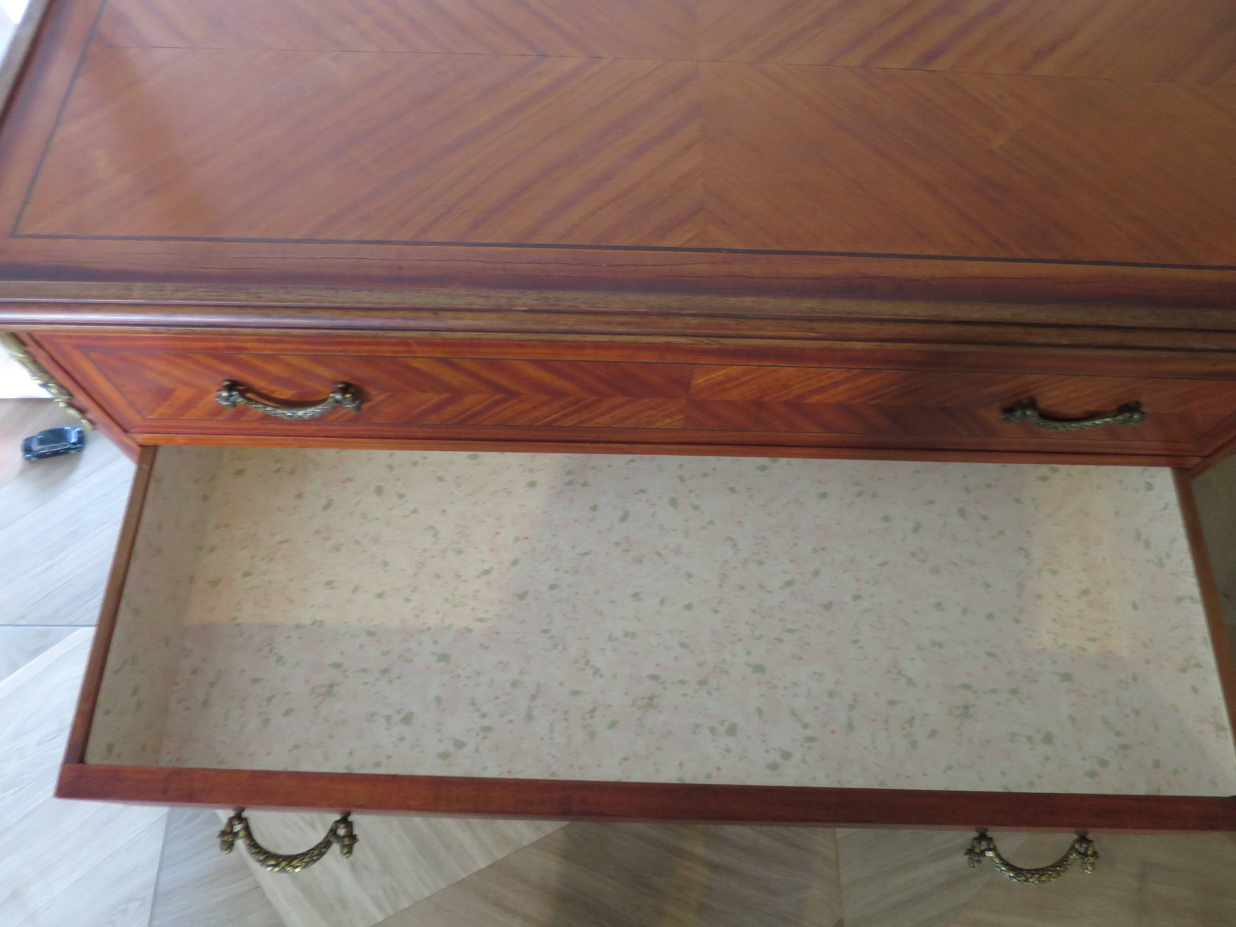 Louis XVI chest of drawers - Bronze - Butterfly wood veneer marquetry - 1930