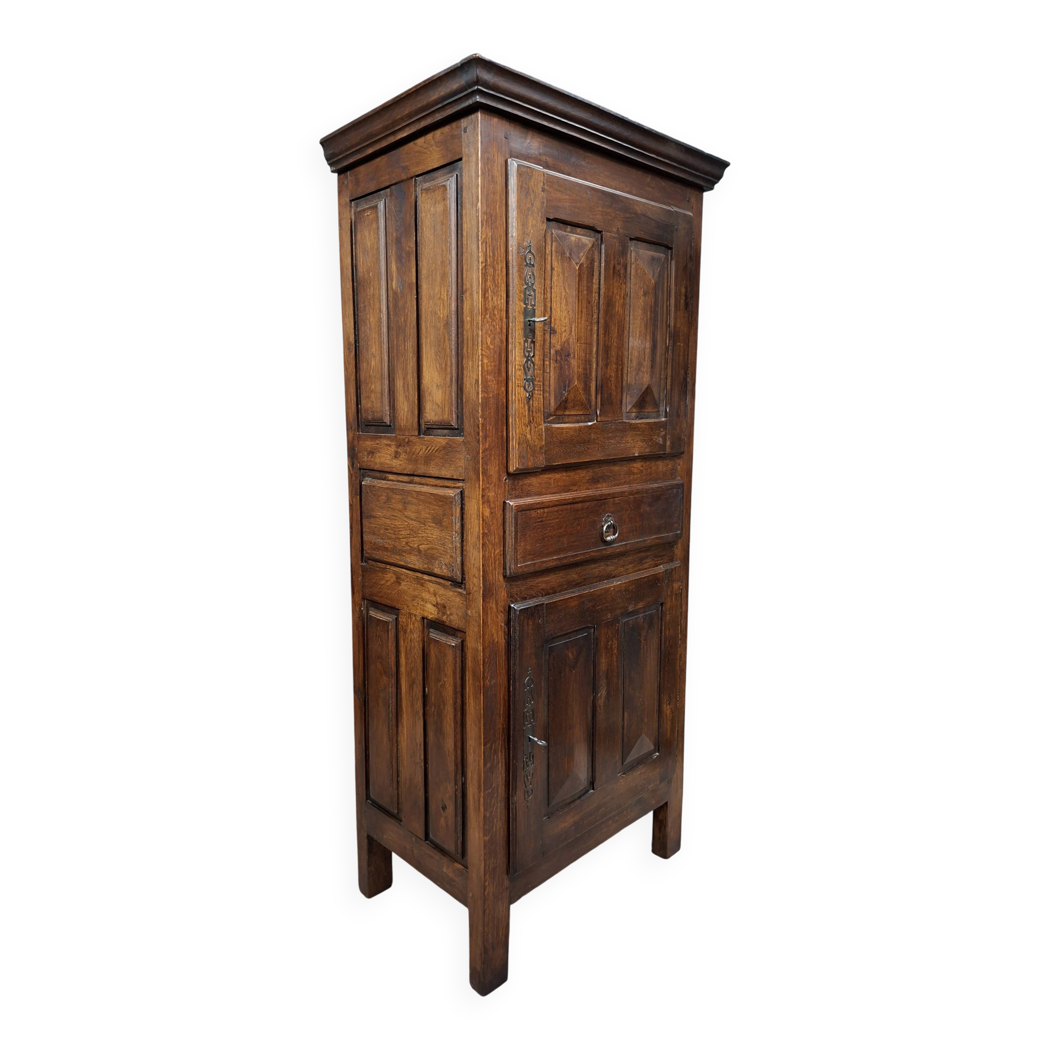 Standing man in Louis XIII style, made of solid oak, from the 20th century.