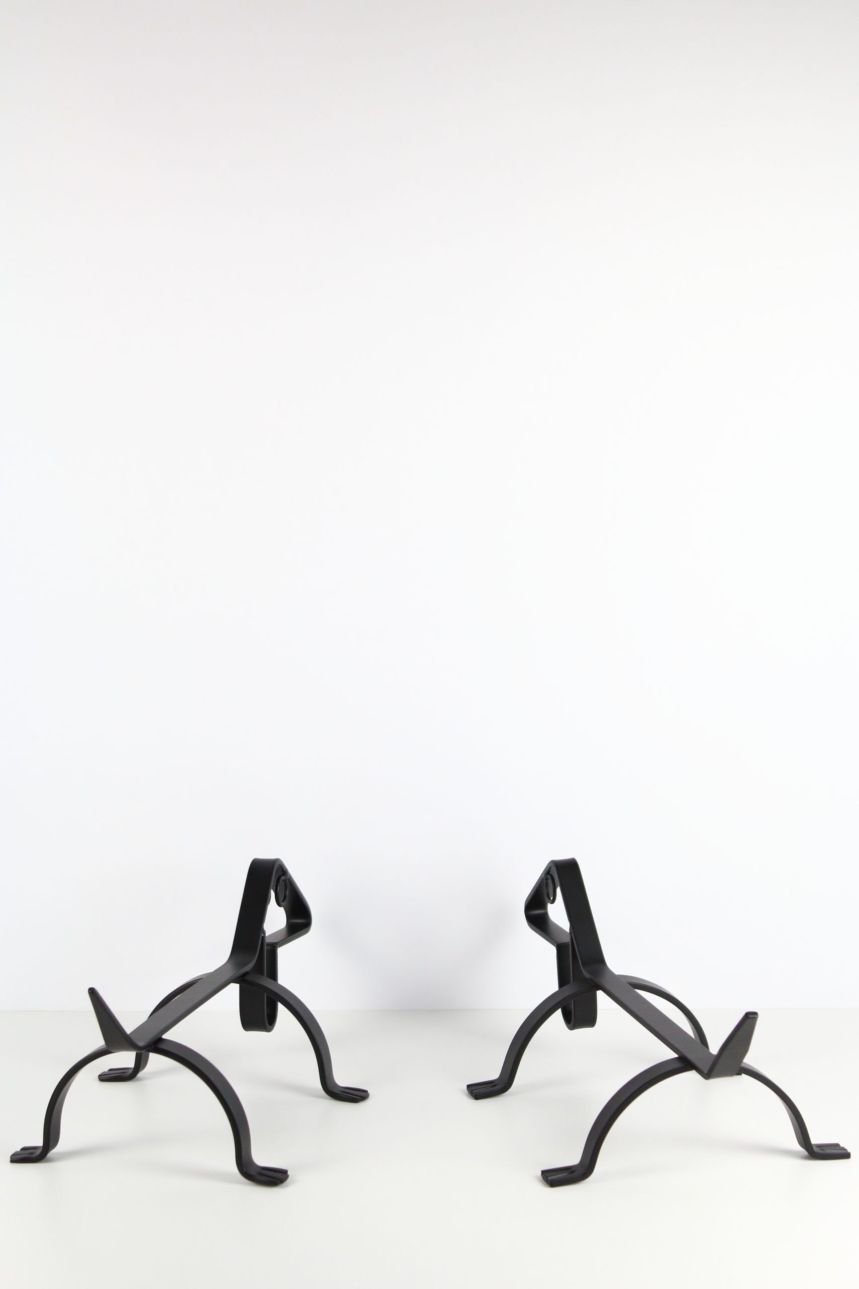 Travail scandinave, paire de chenets chiens