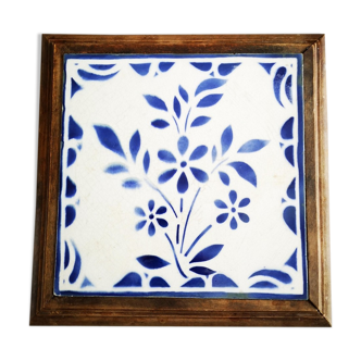 Earthenware and wood trivets