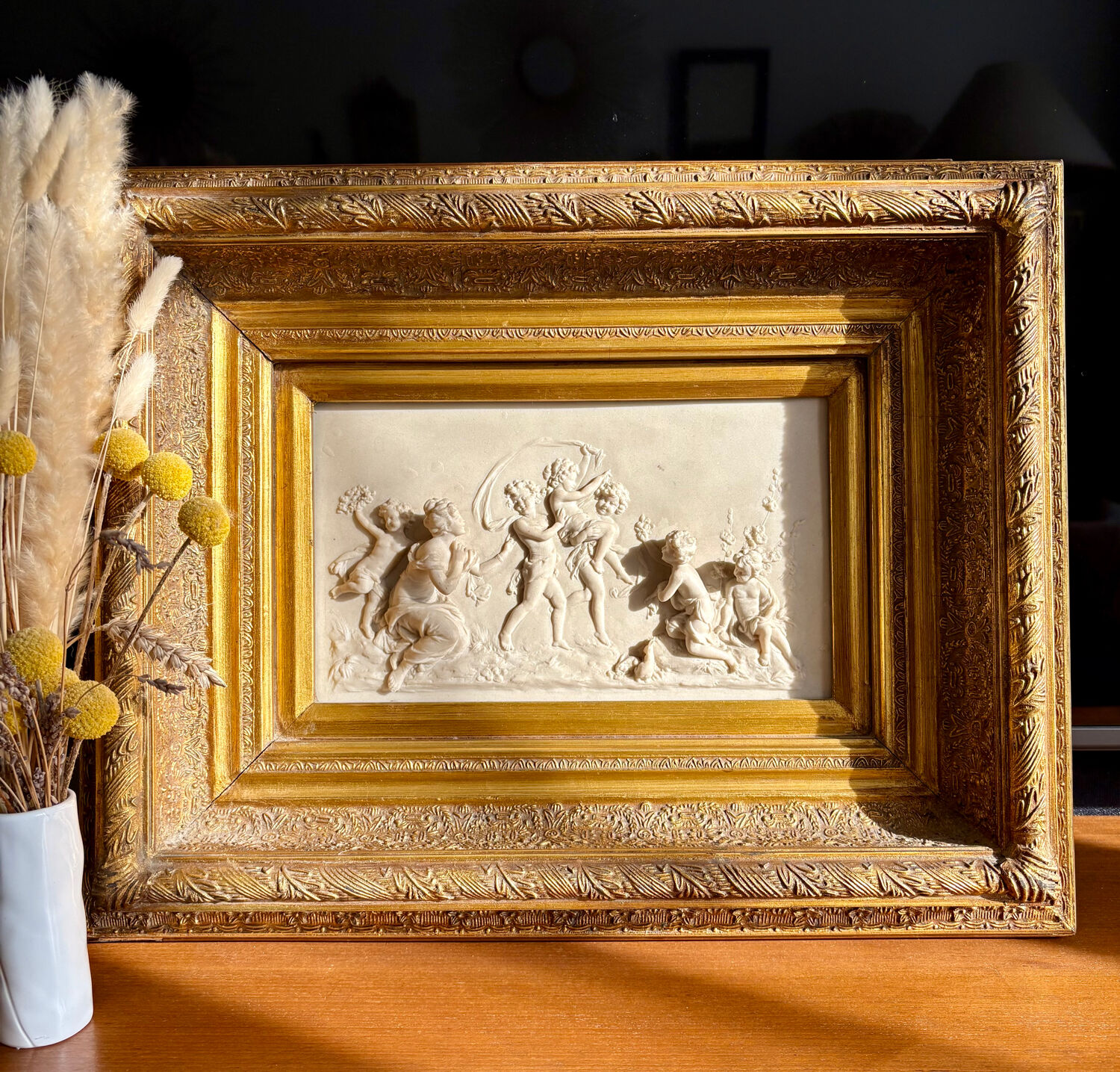 Marble bas-relief tableau of Putti