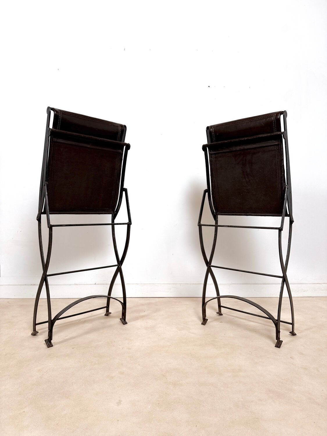 Ensemble de 2 chaises pliantes anciennes en fer forgé et cuir