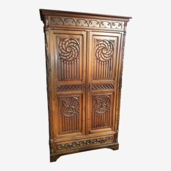 Armoire antique style gotique en noyer XIXe