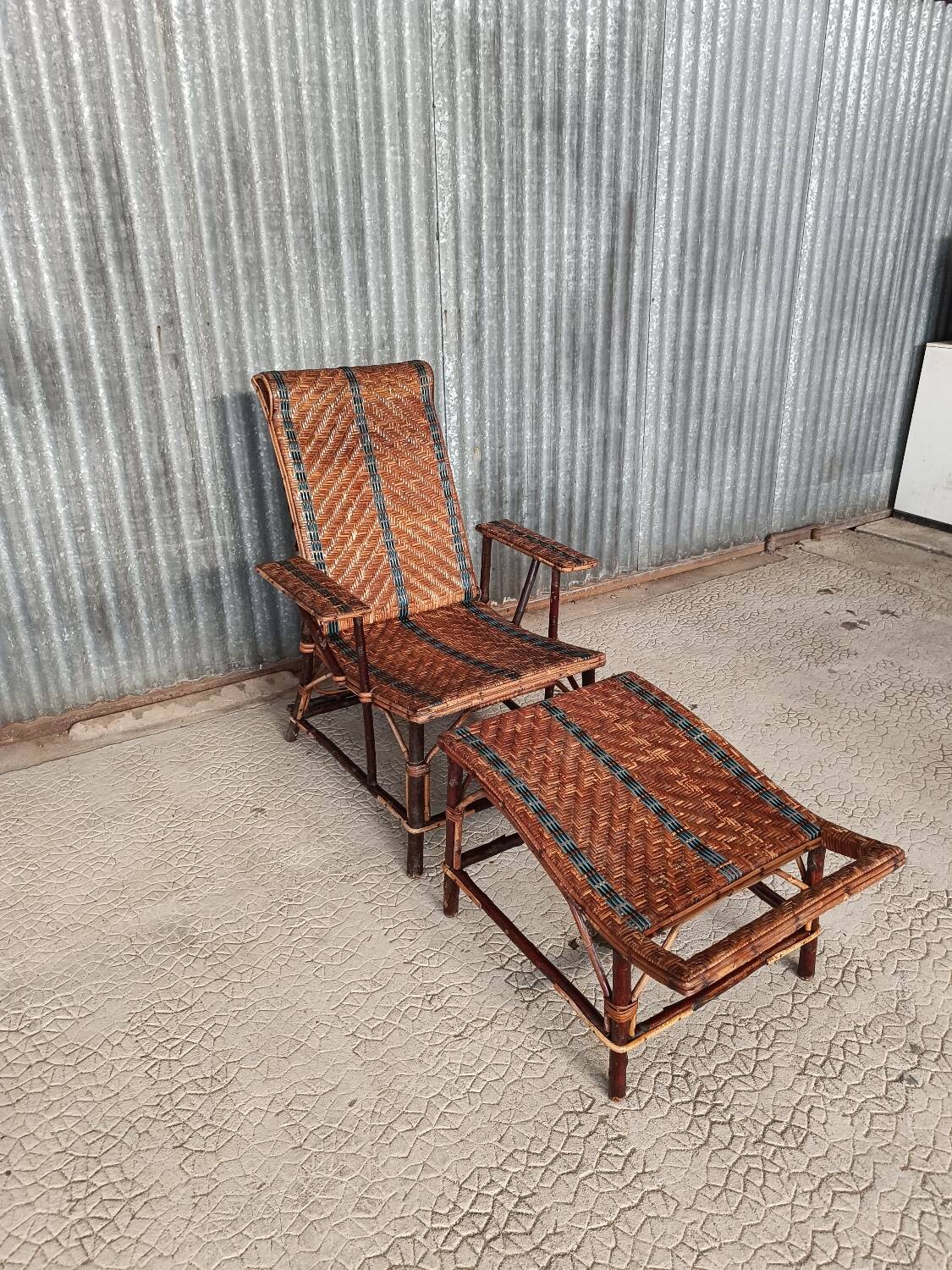 Chaise longue - vintage rattan wicker deckchair