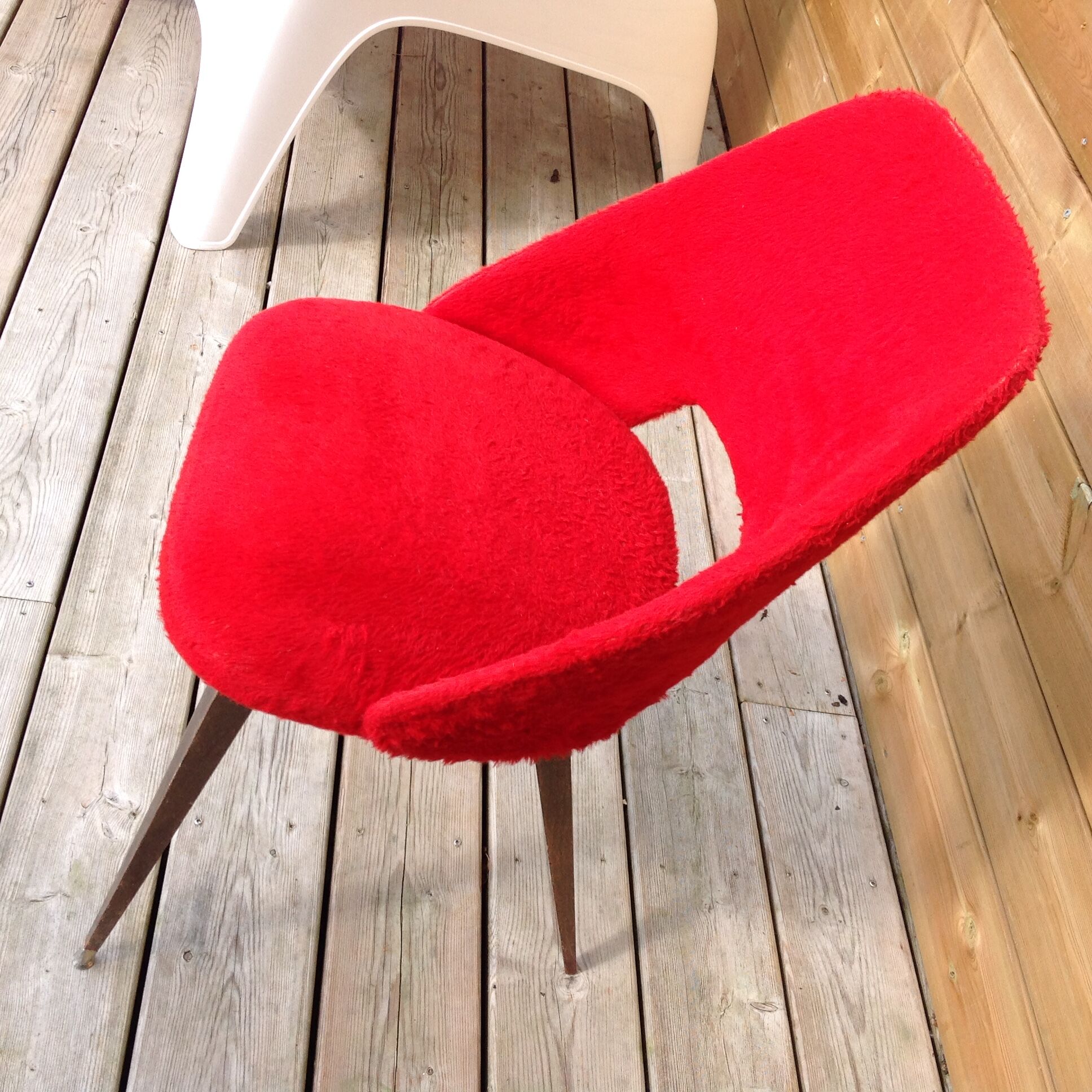 Chaise moumoute rouge pieds compas