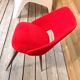 Chaise moumoute rouge pieds compas