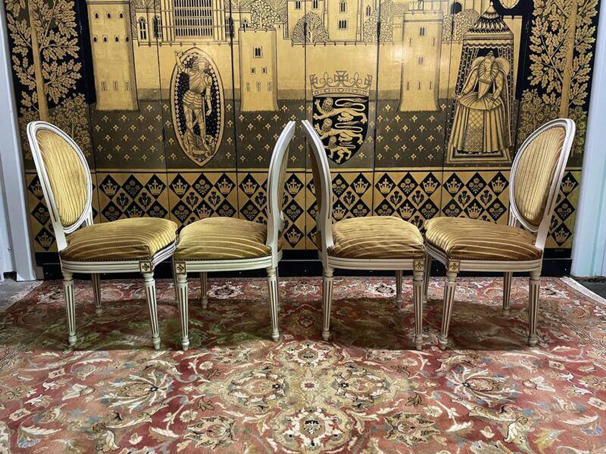 Suite de 4 chaises médaillons de style Louis XVI