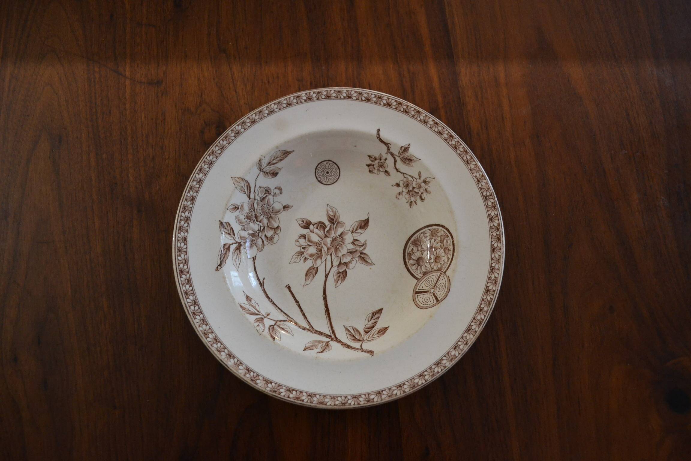 Assiette creuse terre de fer modèle marguerite
