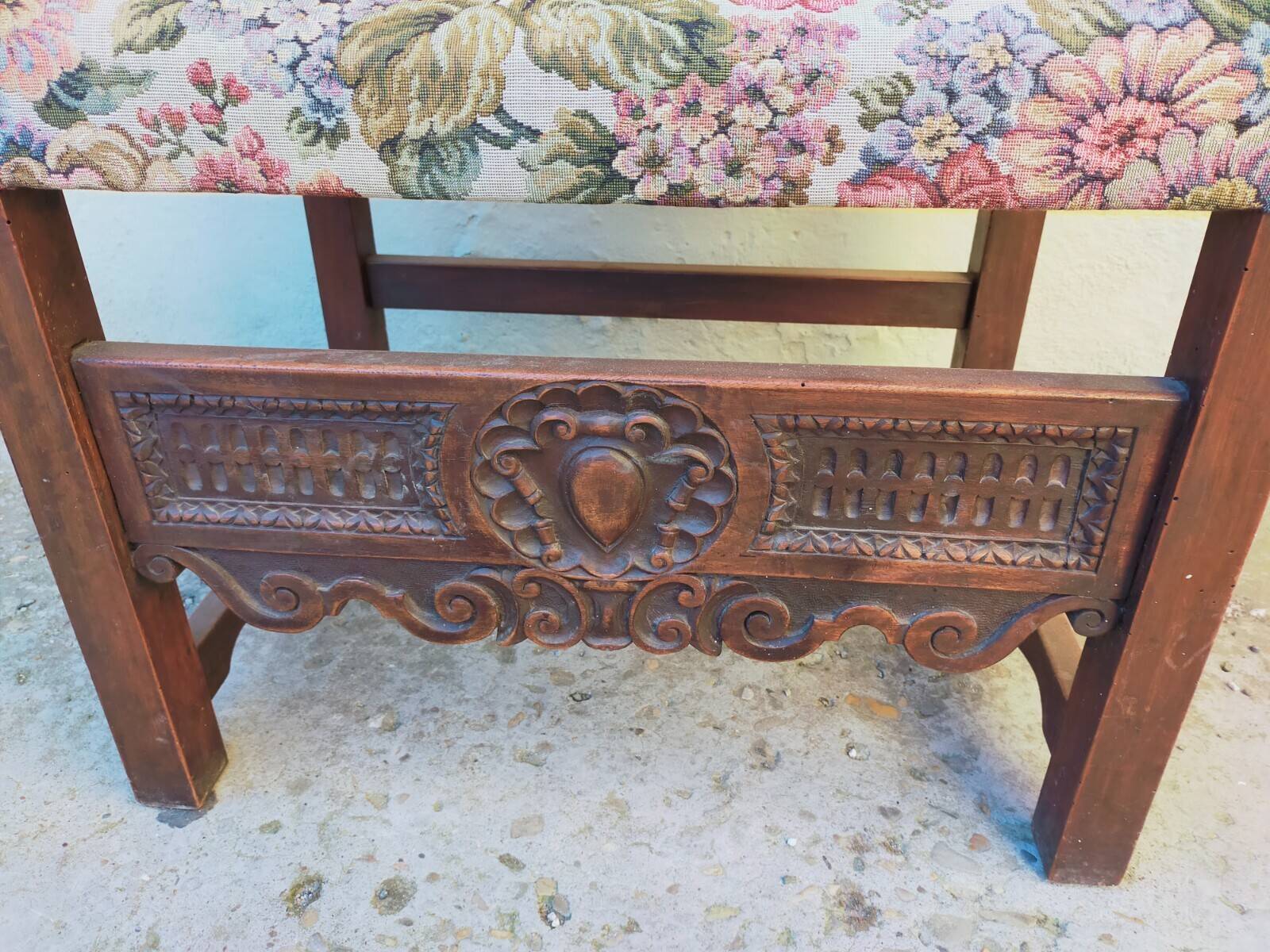 Antique poltrona trono in solid walnut with carving 19th century