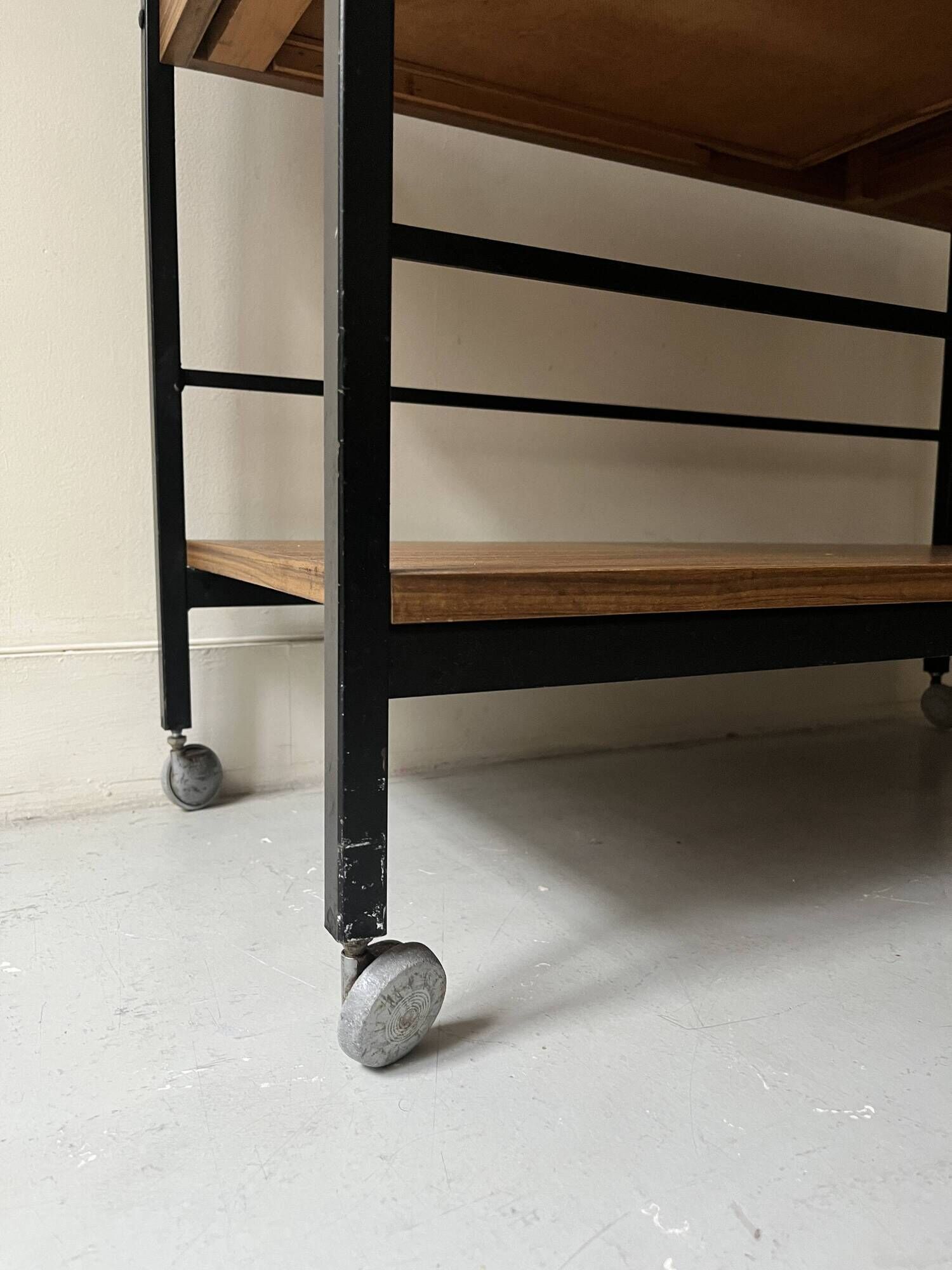 Rolling serving table in wood and black metal by Pierre Guariche for Meurop, design 1960