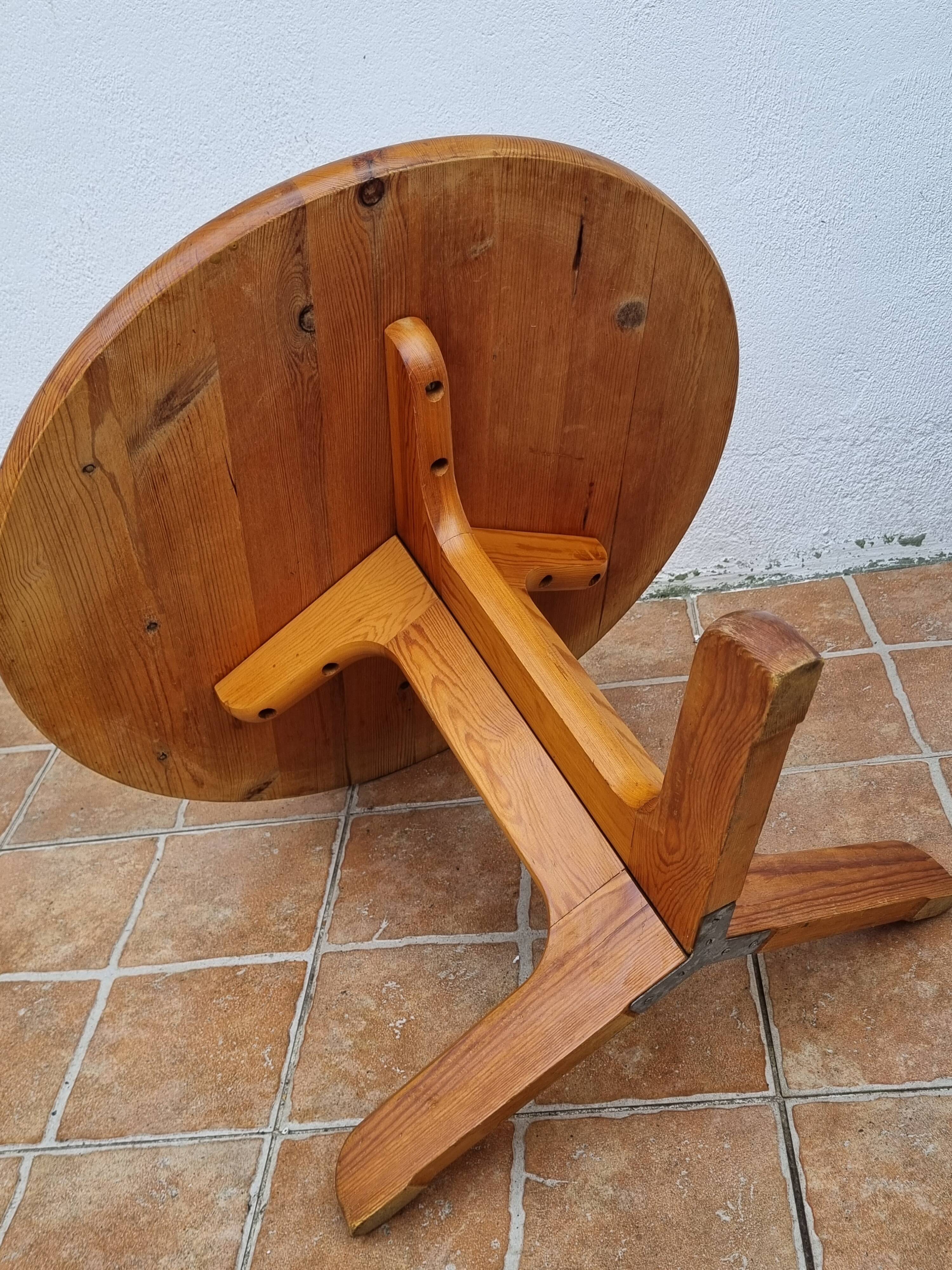 Table basse scandinave en pin massif piètement tripode style chalet suédois