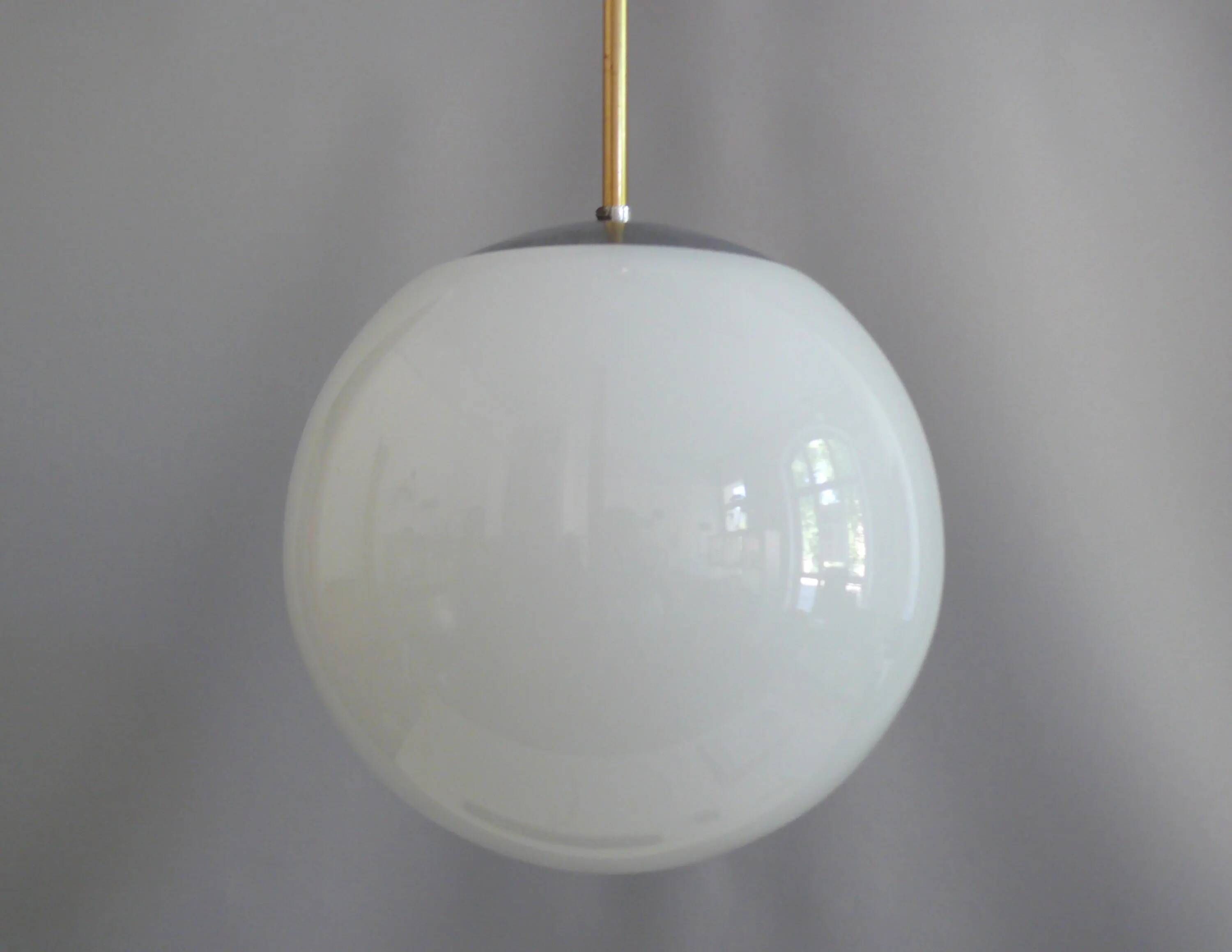 Une paire de grandes lampes sphériques Art Déco avec abat-jour en verre opale et douilles chromées - Bauhaus - 1930-1940