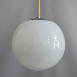 Une paire de grandes lampes sphériques Art Déco avec abat-jour en verre opale et douilles chromées - Bauhaus - 1930-1940