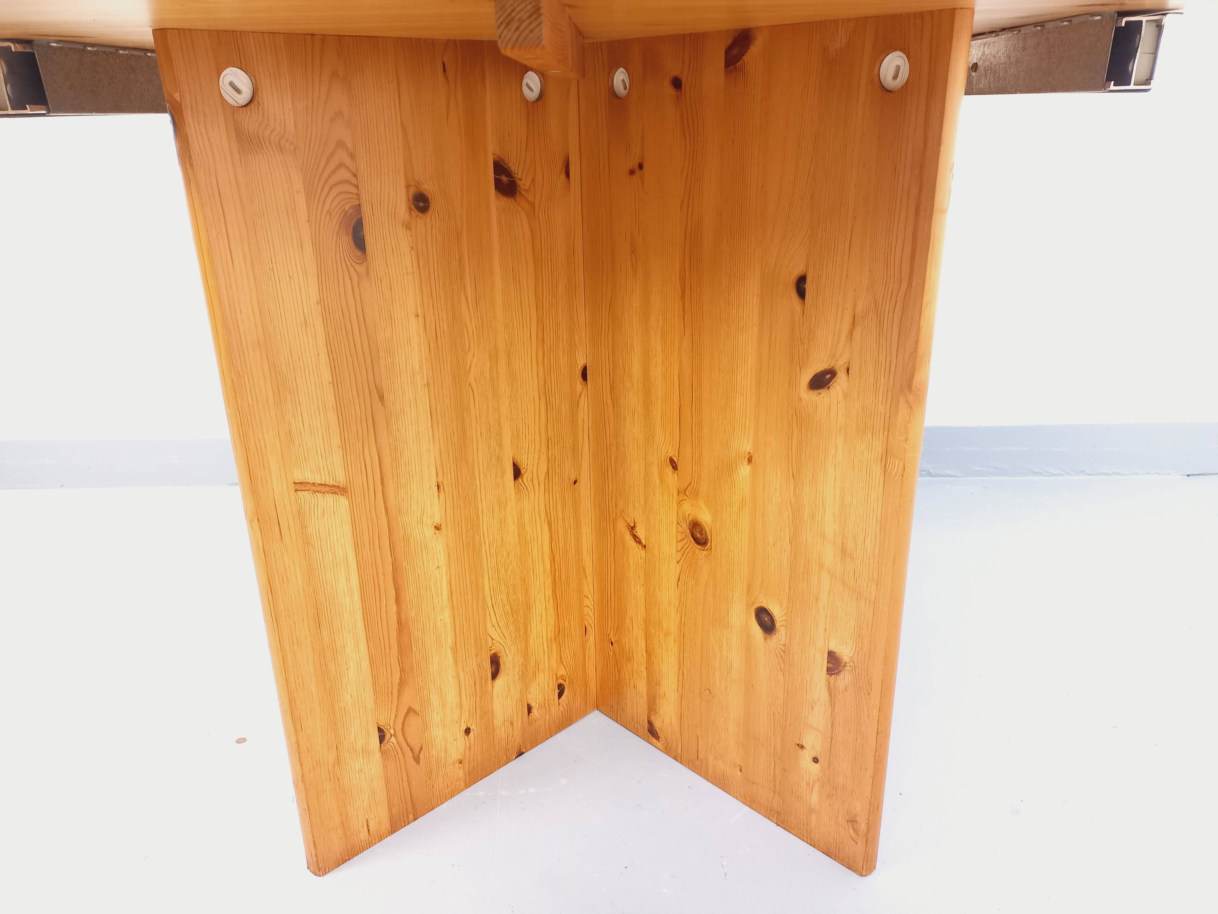 Vintage octagonal dining table from the 1980s in pine with an extension.