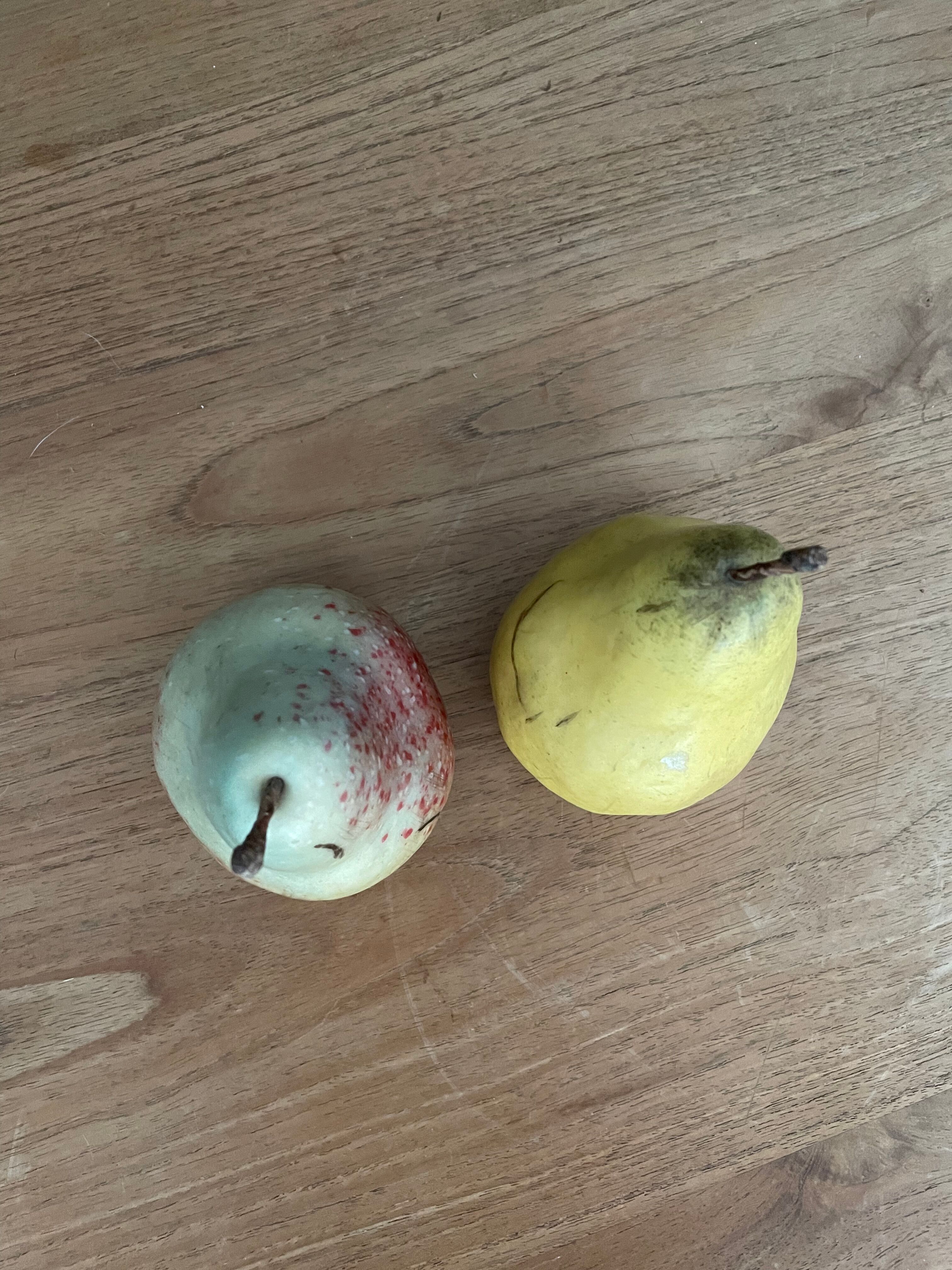 Set of 2 decorative pears in resin