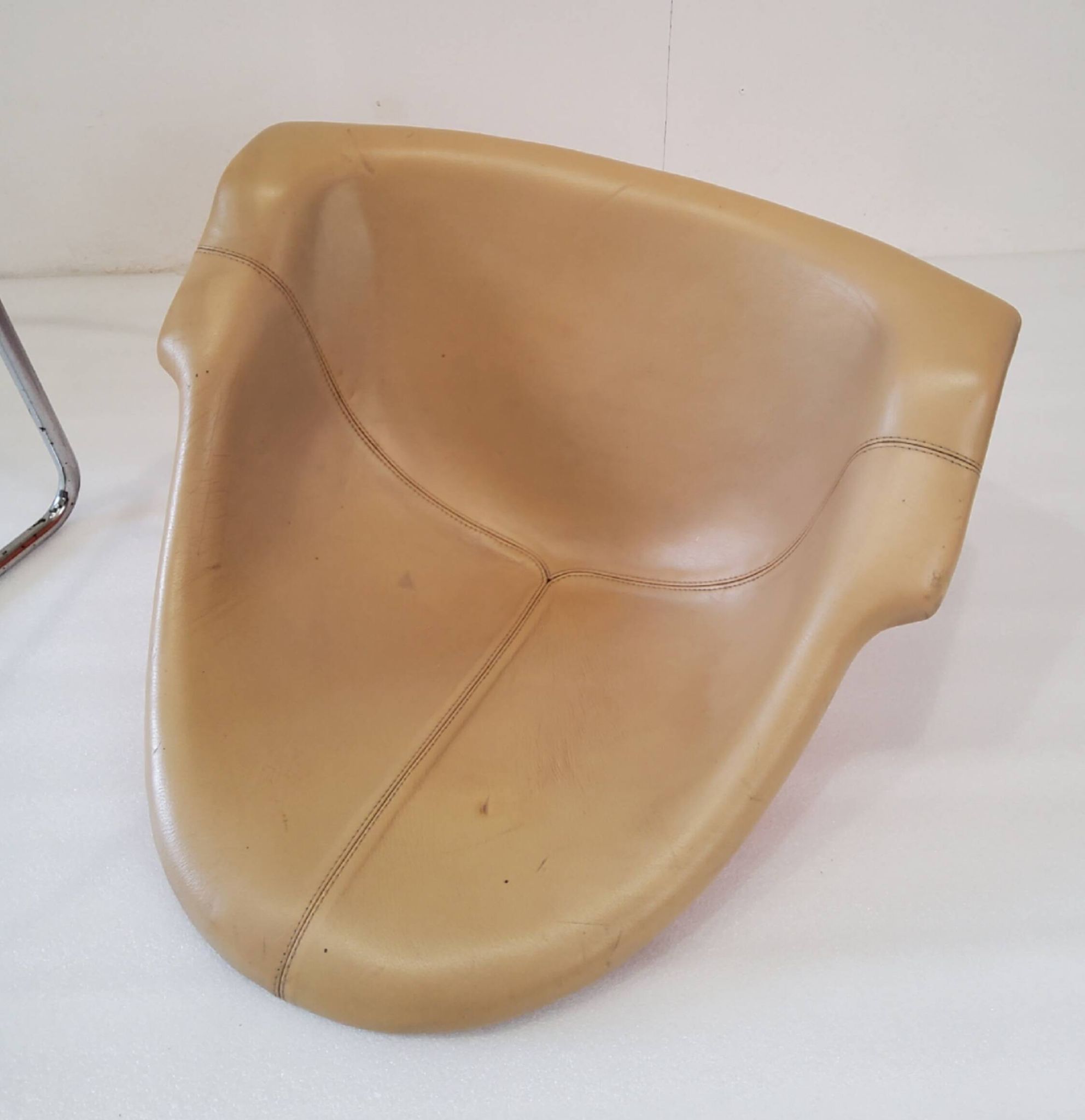 "Pussycat" chair design by Kwok Hoi Chan in leather