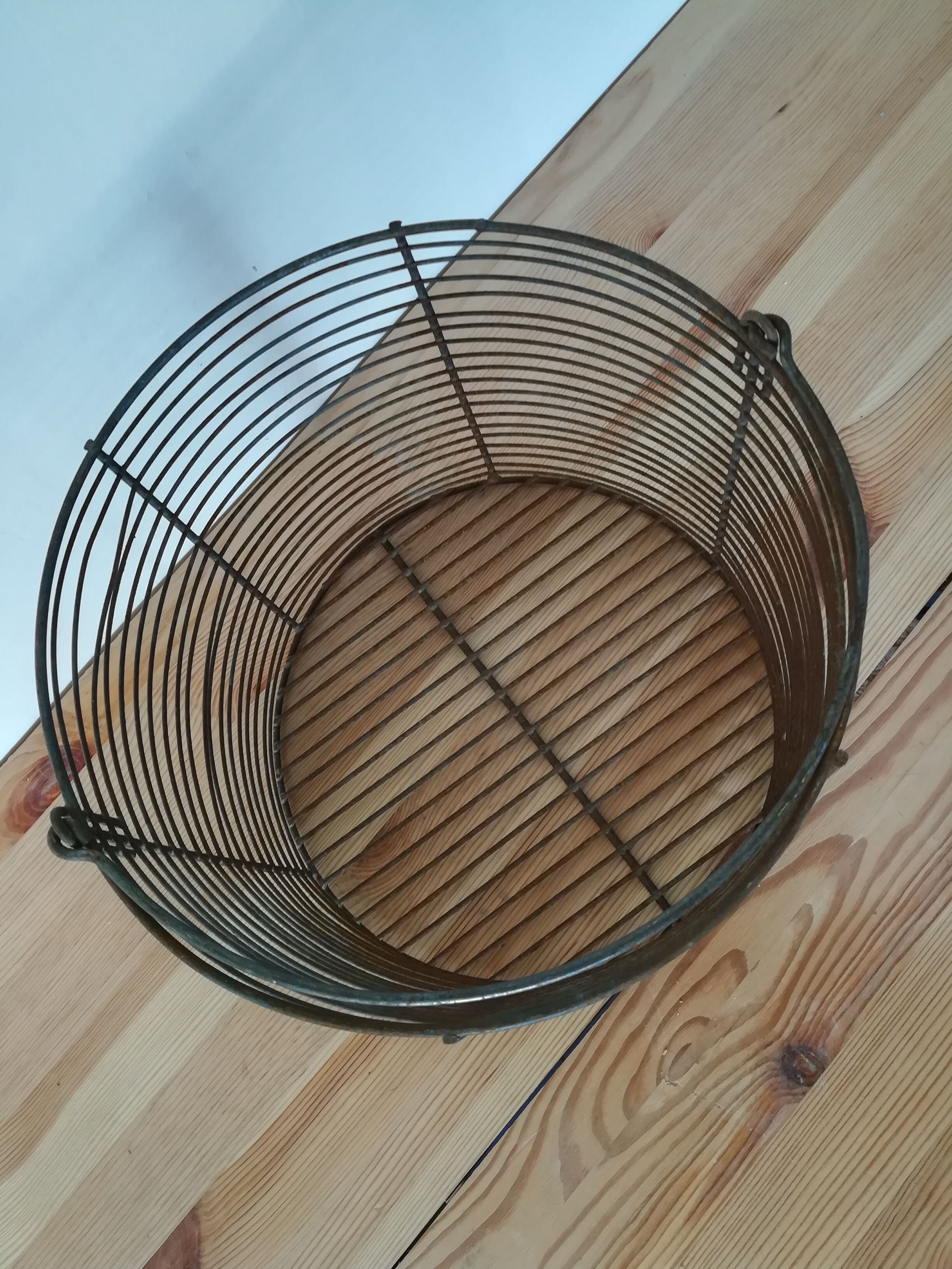 Round basket in vintage mesh metal